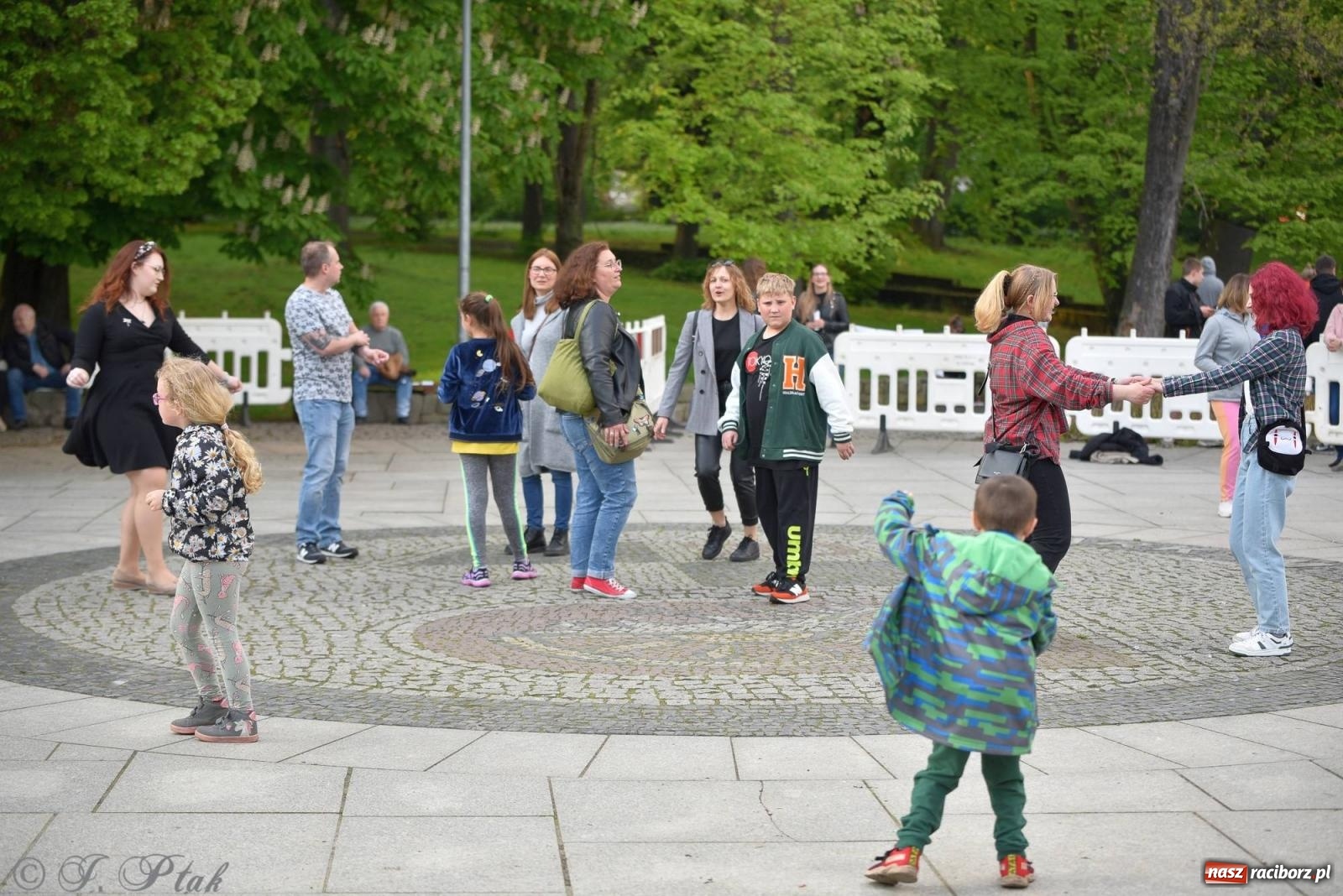 Zdjęcie w galerii na portalu naszraciborz.pl: Majówkowa potańcówka retro w parku m. Roth wiadomości z regionu