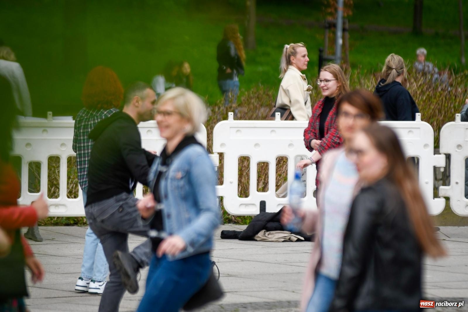 Zdjęcie w galerii na portalu naszraciborz.pl: Majówkowa potańcówka retro w parku m. Roth wiadomości z regionu