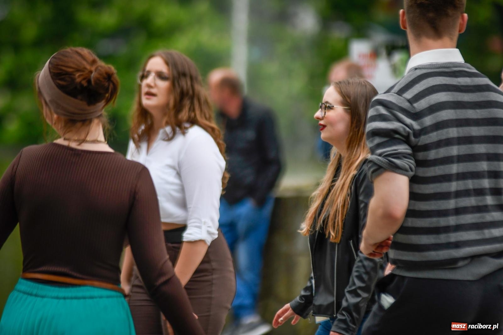 Zdjęcie w galerii na portalu naszraciborz.pl: Majówkowa potańcówka retro w parku m. Roth wiadomości z regionu