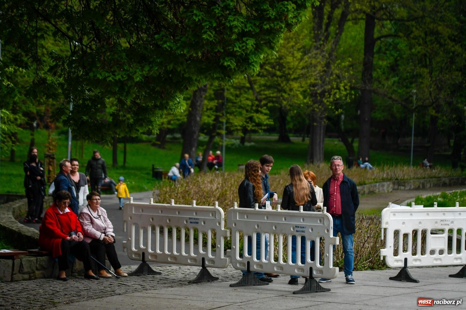 Zdjęcie w galerii na portalu naszraciborz.pl: Majówkowa potańcówka retro w parku m. Roth wiadomości z regionu
