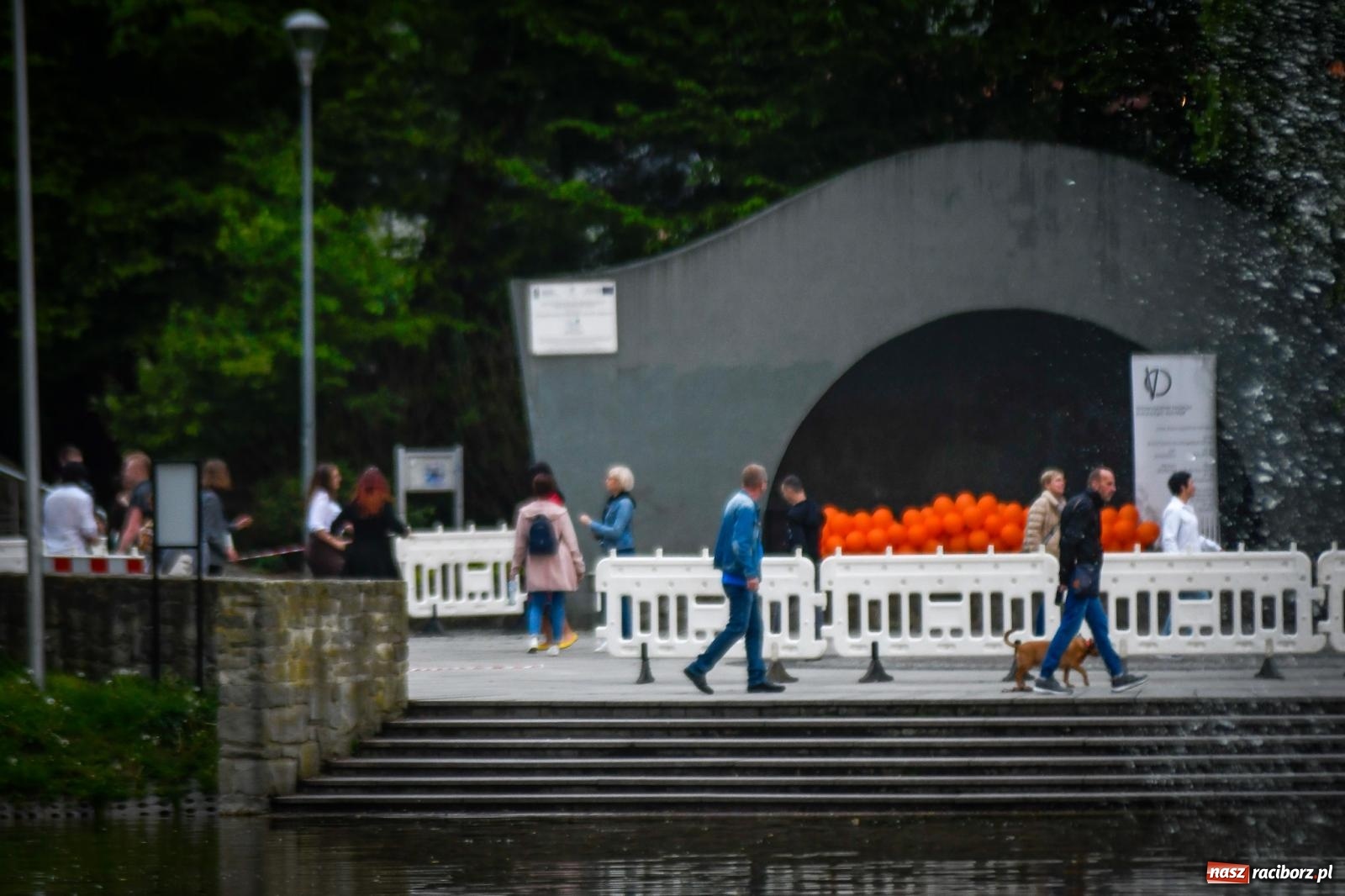 Zdjęcie w galerii na portalu naszraciborz.pl: Majówkowa potańcówka retro w parku m. Roth wiadomości z regionu
