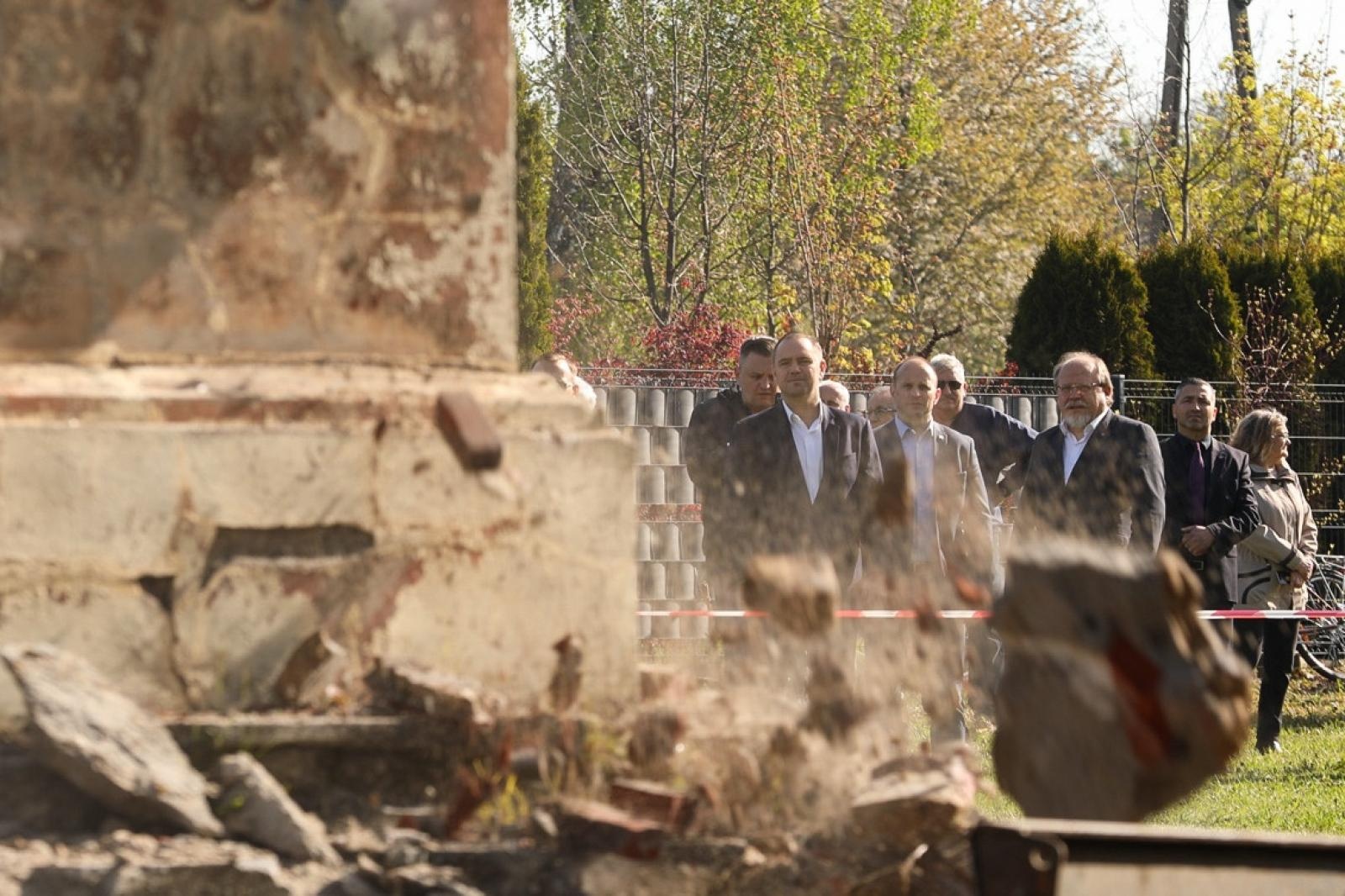 Zdjęcie w galerii na portalu naszraciborz.pl: Demontaż sowieckiego obiektu propagandowego w Głubczycach [WIDEO] wiadomości z regionu