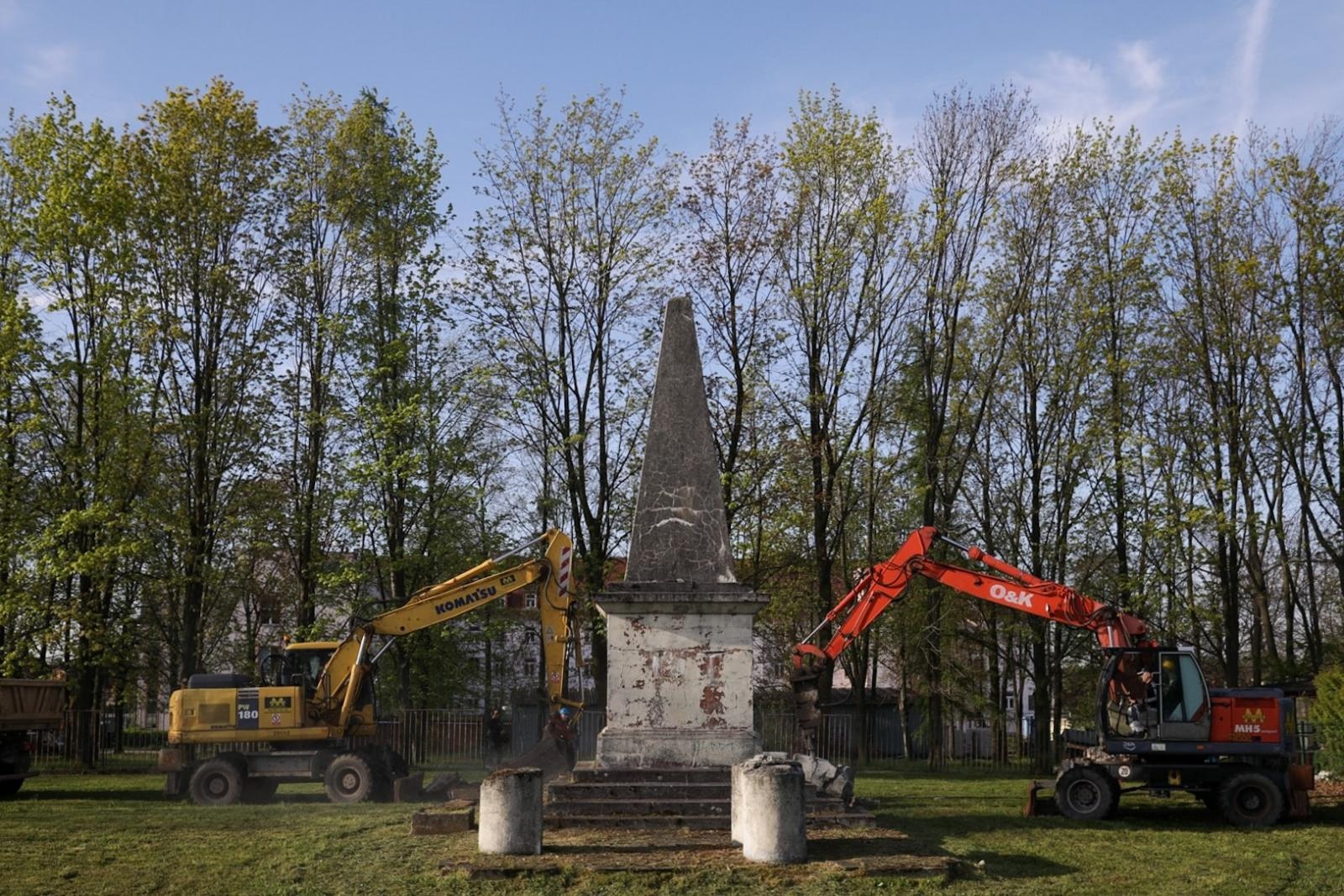 Zdjęcie w galerii na portalu naszraciborz.pl: Demontaż sowieckiego obiektu propagandowego w Głubczycach [WIDEO] wiadomości z regionu