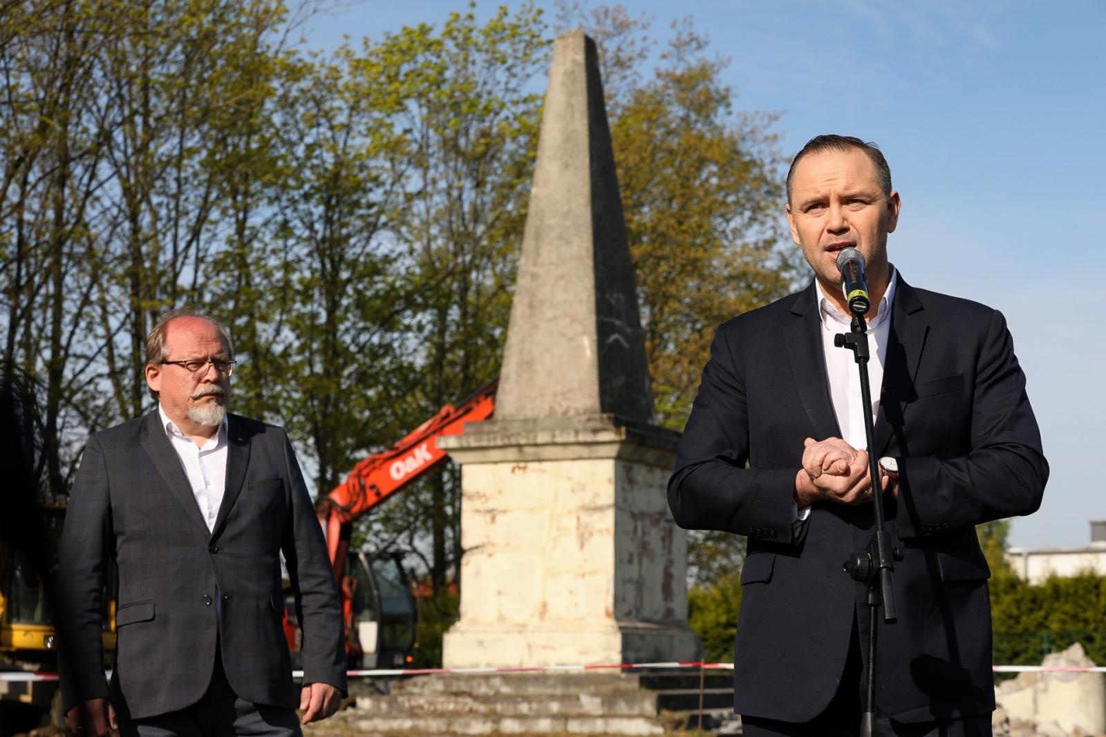 Zdjęcie w galerii na portalu naszraciborz.pl: Demontaż sowieckiego obiektu propagandowego w Głubczycach [WIDEO] wiadomości z regionu