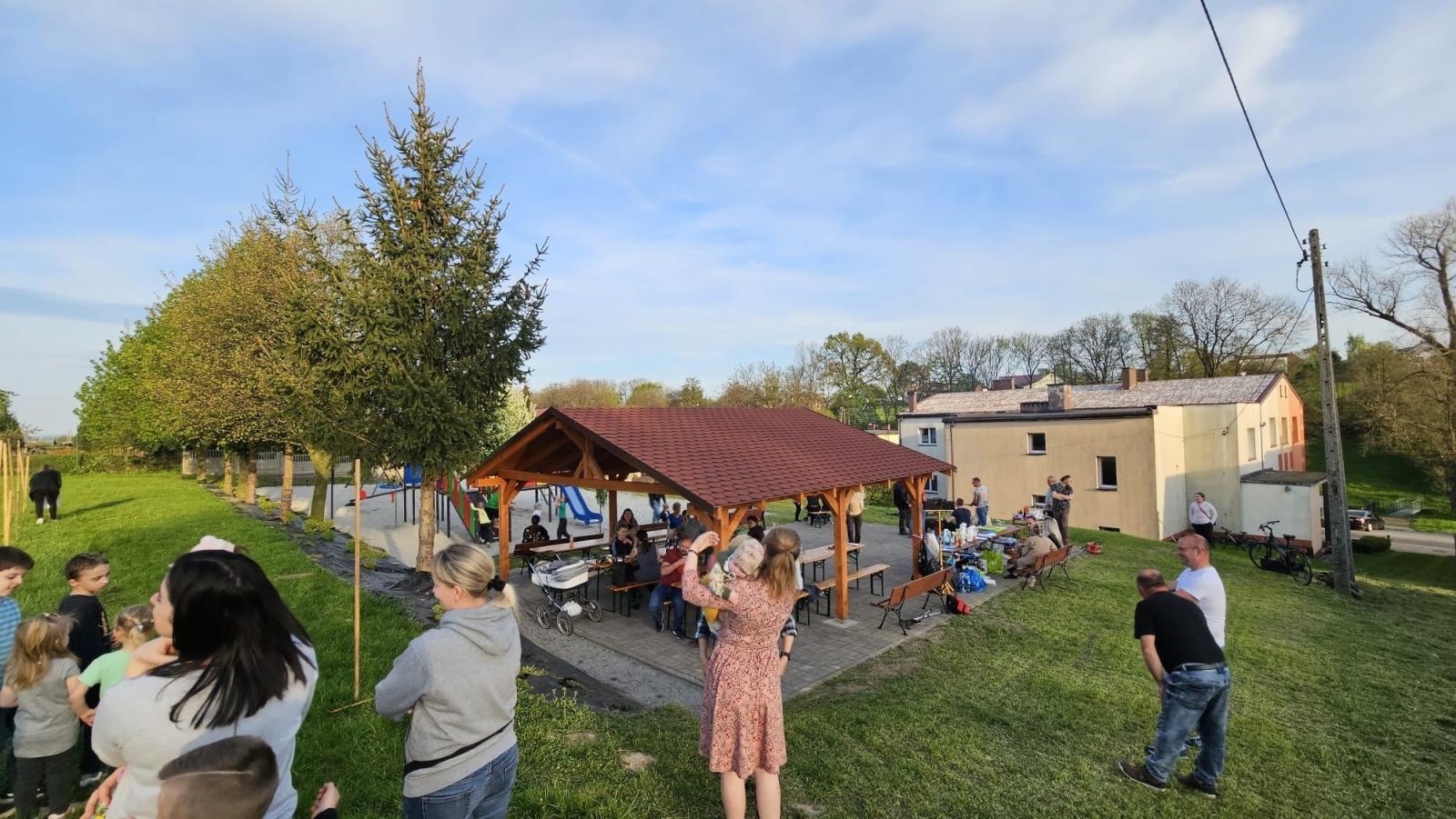 Zdjęcie w galerii na portalu naszraciborz.pl: W Brzeźnicy otwarto plac zabaw wiadomości z regionu