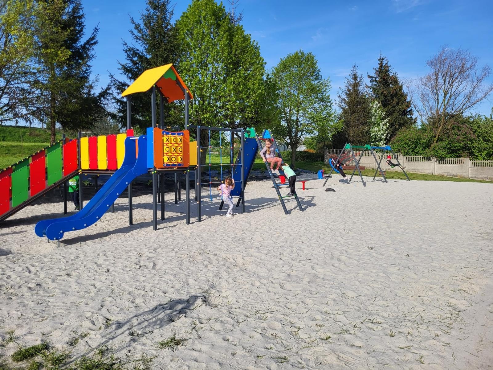 Zdjęcie w galerii na portalu naszraciborz.pl: W Brzeźnicy otwarto plac zabaw wiadomości z regionu