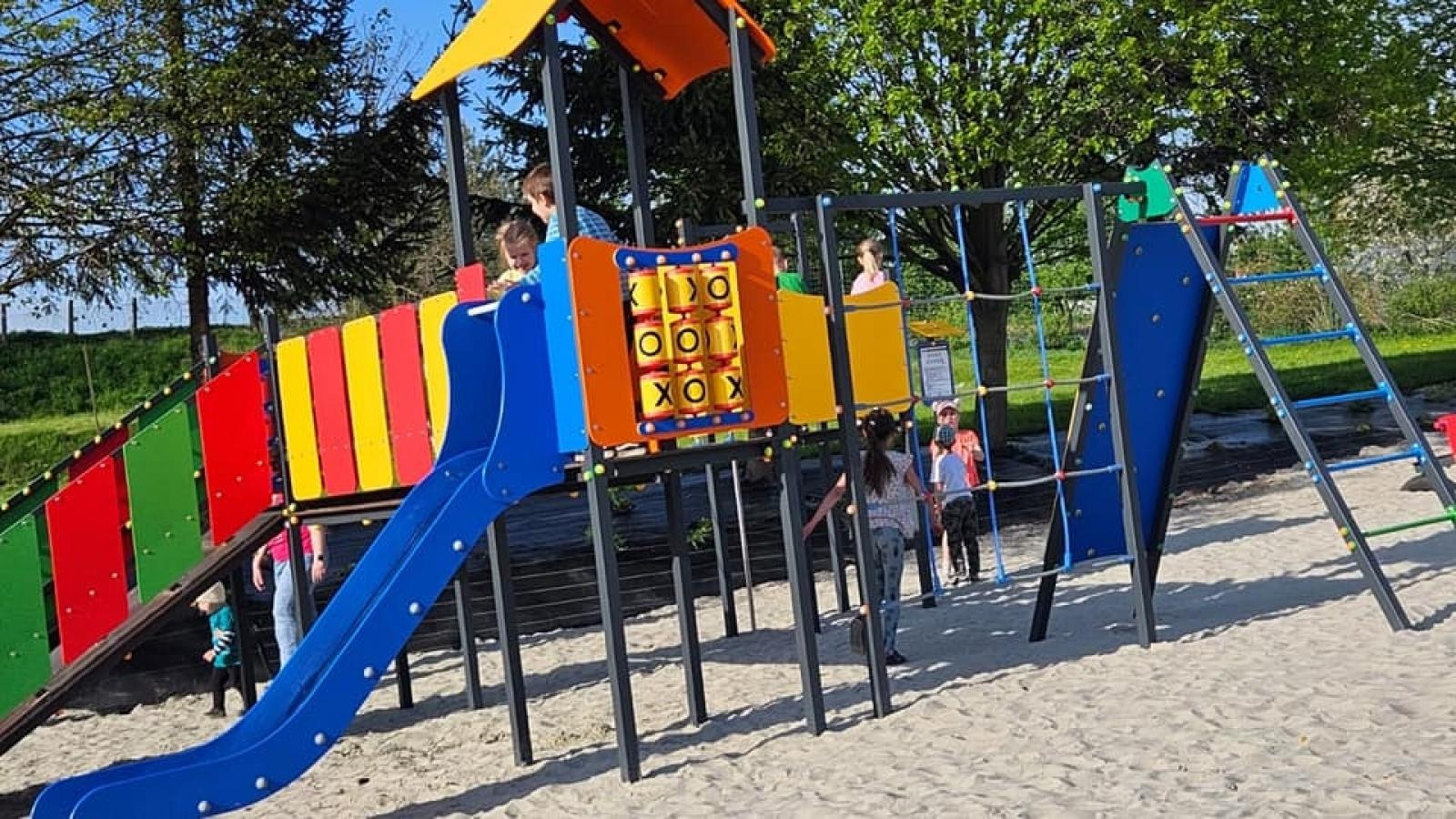 Zdjęcie w galerii na portalu naszraciborz.pl: W Brzeźnicy otwarto plac zabaw wiadomości z regionu