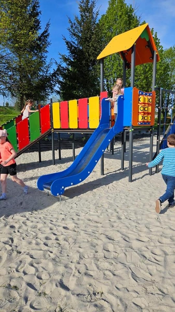 Zdjęcie w galerii na portalu naszraciborz.pl: W Brzeźnicy otwarto plac zabaw wiadomości z regionu