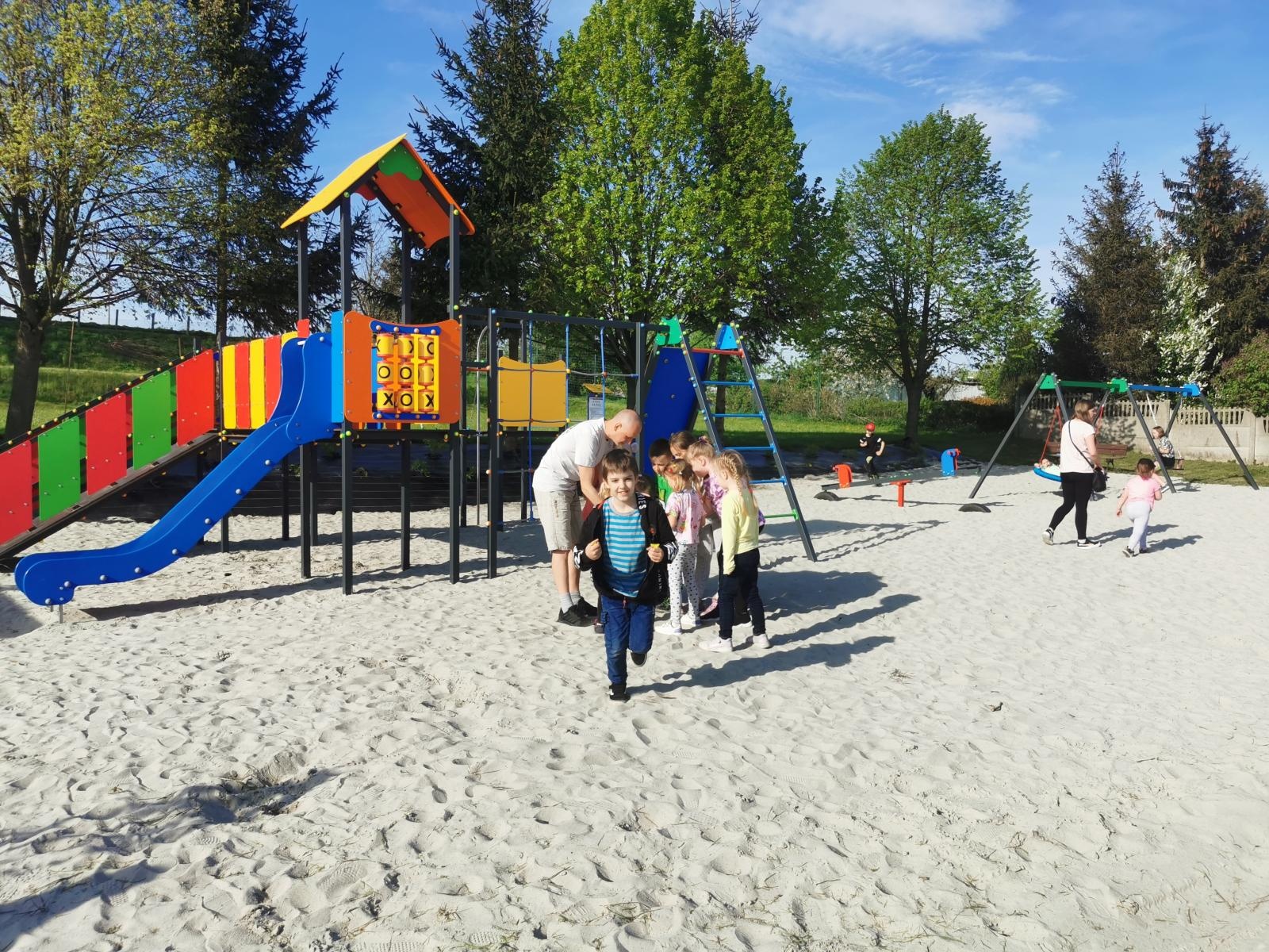 Zdjęcie w galerii na portalu naszraciborz.pl: W Brzeźnicy otwarto plac zabaw wiadomości z regionu