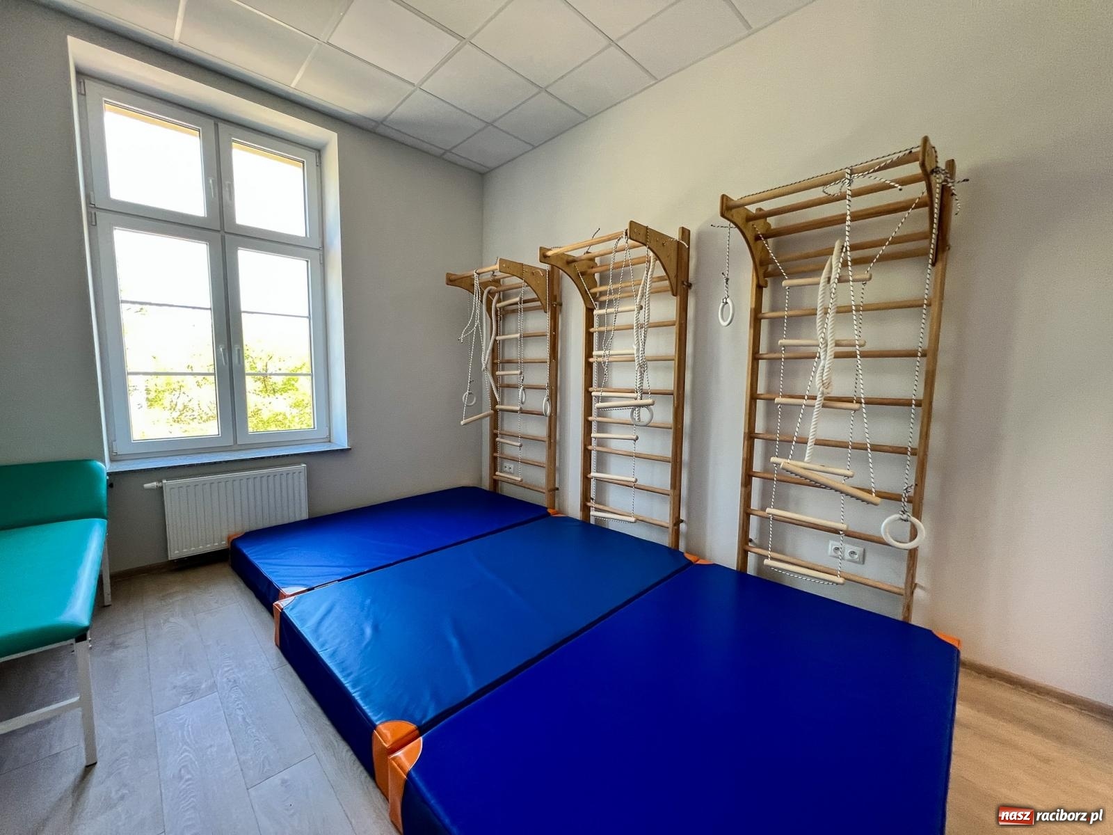 Zdjęcie w galerii na portalu naszraciborz.pl: Pietrowice Wielkie ruszają w nową podróż. Odnowiony dworzec stał się Stacją KULTURA [FOTO i WIDEO] wiadomości z regionu