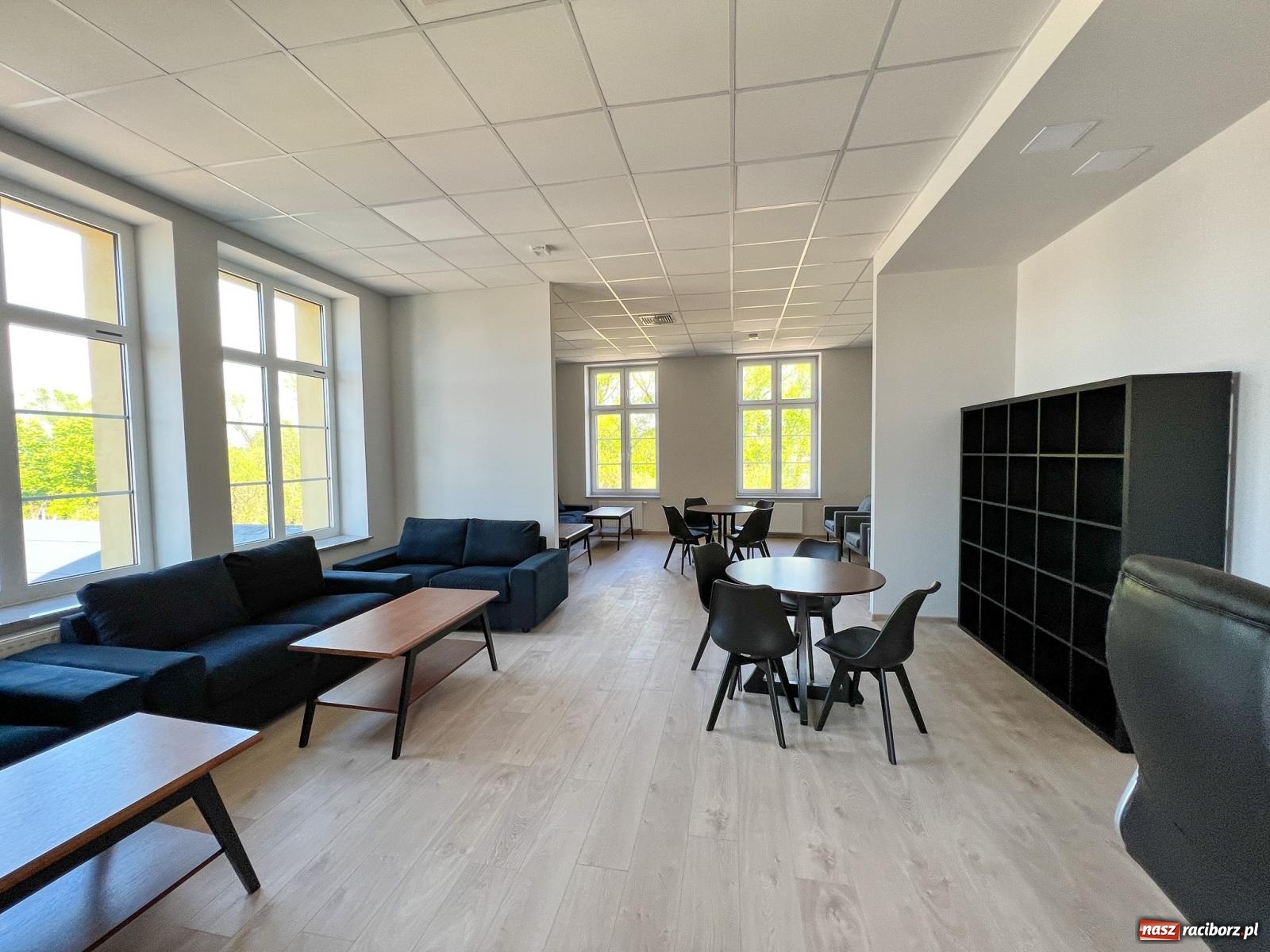 Zdjęcie w galerii na portalu naszraciborz.pl: Pietrowice Wielkie ruszają w nową podróż. Odnowiony dworzec stał się Stacją KULTURA [FOTO i WIDEO] wiadomości z regionu