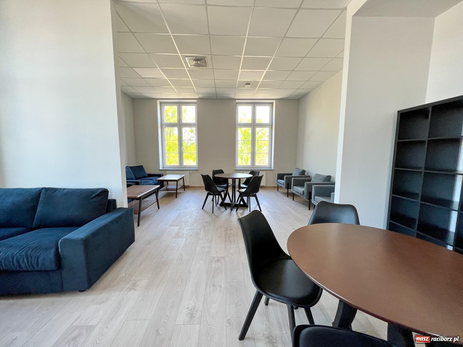 Zdjęcie w galerii na portalu naszraciborz.pl: Pietrowice Wielkie ruszają w nową podróż. Odnowiony dworzec stał się Stacją KULTURA [FOTO i WIDEO] wiadomości z regionu