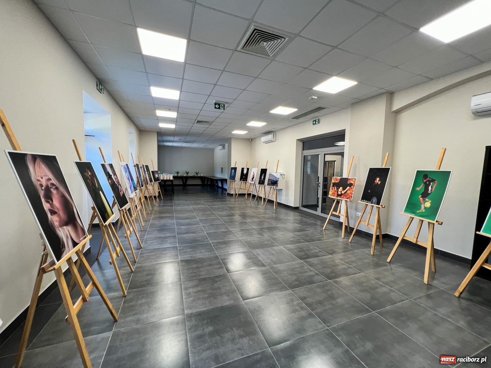 Zdjęcie w galerii na portalu naszraciborz.pl: Pietrowice Wielkie ruszają w nową podróż. Odnowiony dworzec stał się Stacją KULTURA [FOTO i WIDEO] wiadomości z regionu