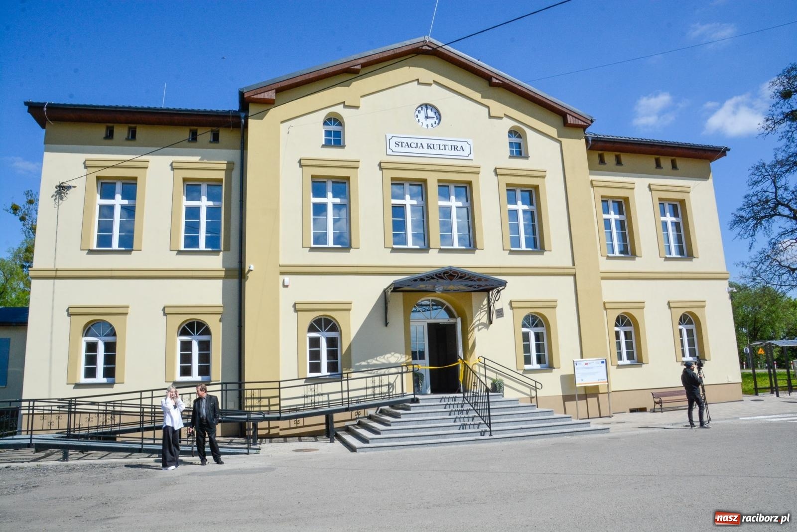 Zdjęcie w galerii na portalu naszraciborz.pl: Pietrowice Wielkie ruszają w nową podróż. Odnowiony dworzec stał się Stacją KULTURA [FOTO i WIDEO] wiadomości z regionu