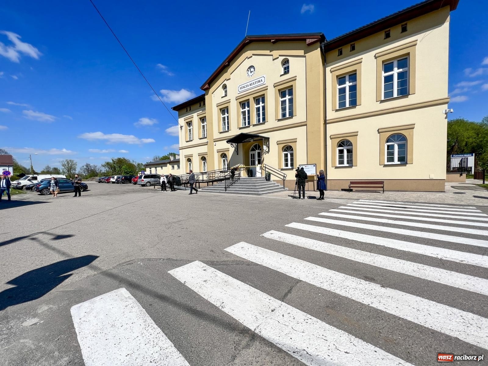 Zdjęcie w galerii na portalu naszraciborz.pl: Pietrowice Wielkie ruszają w nową podróż. Odnowiony dworzec stał się Stacją KULTURA [FOTO i WIDEO] wiadomości z regionu