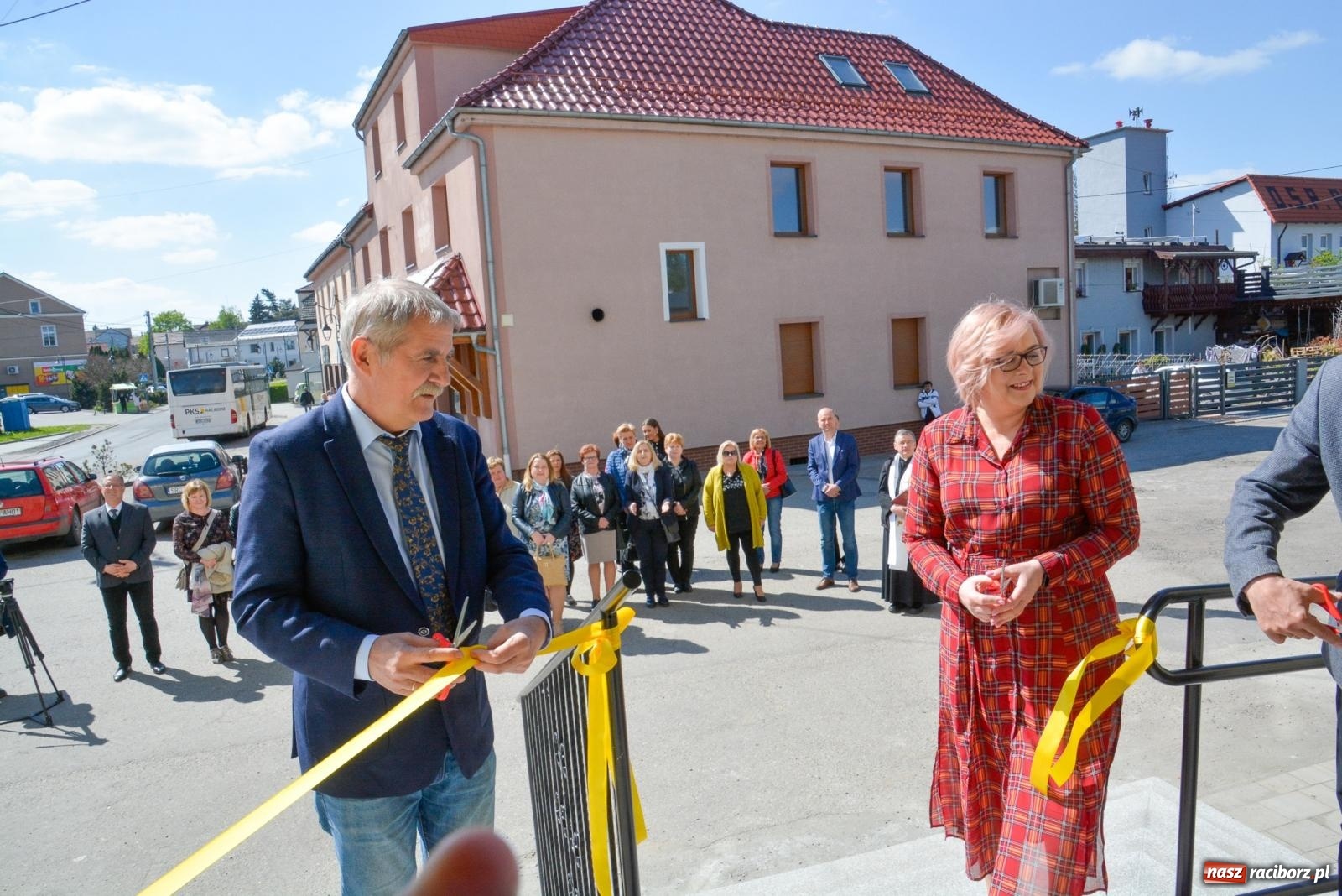 Zdjęcie w galerii na portalu naszraciborz.pl: Pietrowice Wielkie ruszają w nową podróż. Odnowiony dworzec stał się Stacją KULTURA [FOTO i WIDEO] wiadomości z regionu