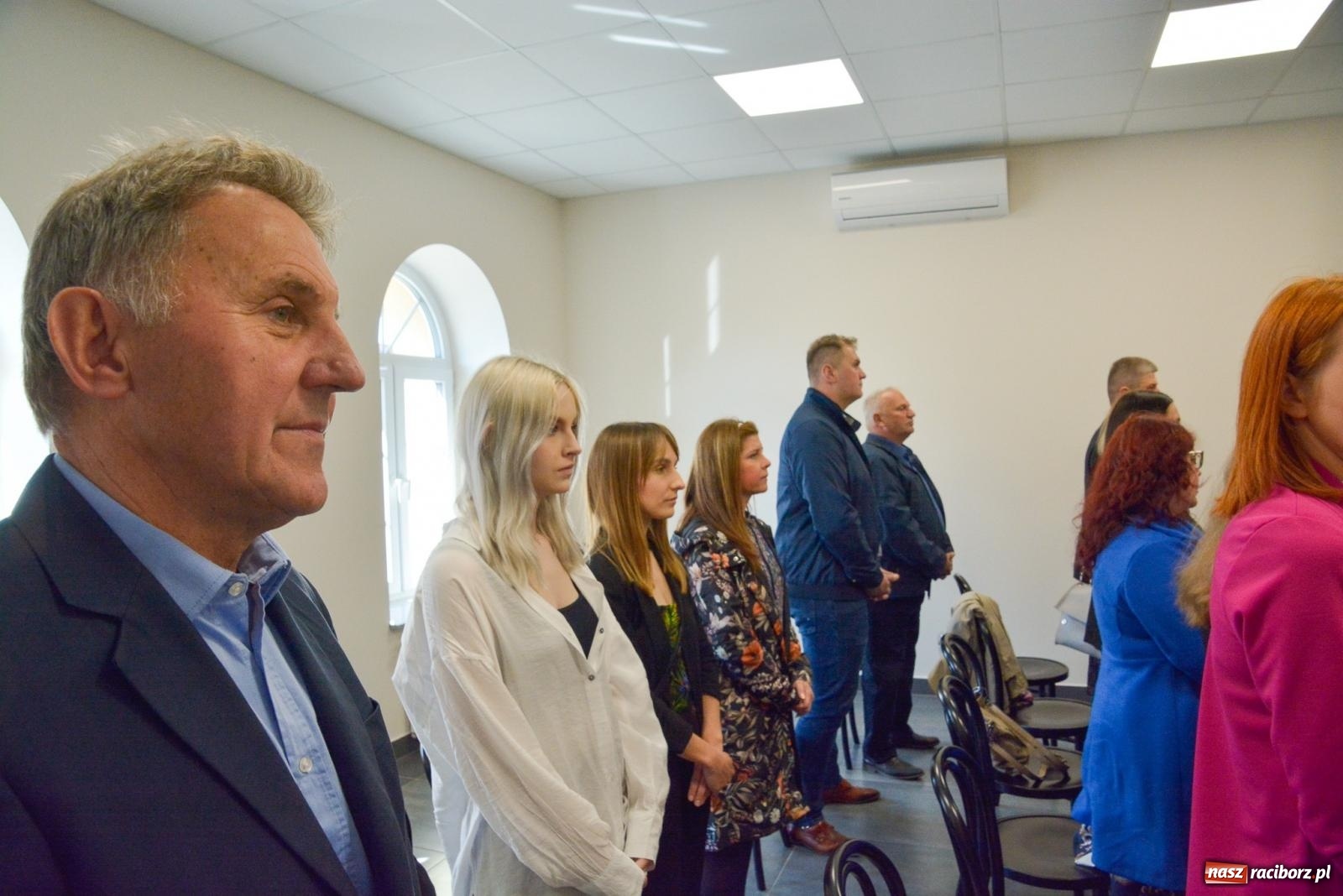 Zdjęcie w galerii na portalu naszraciborz.pl: Pietrowice Wielkie ruszają w nową podróż. Odnowiony dworzec stał się Stacją KULTURA [FOTO i WIDEO] wiadomości z regionu