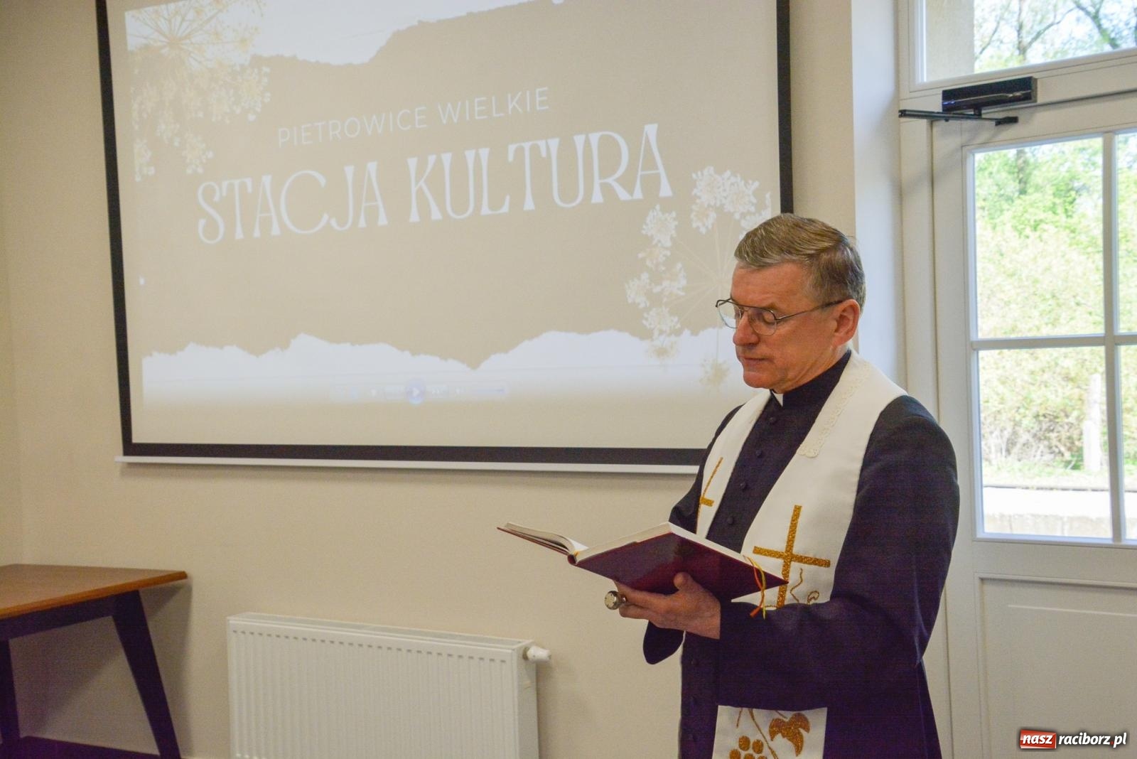 Zdjęcie w galerii na portalu naszraciborz.pl: Pietrowice Wielkie ruszają w nową podróż. Odnowiony dworzec stał się Stacją KULTURA [FOTO i WIDEO] wiadomości z regionu