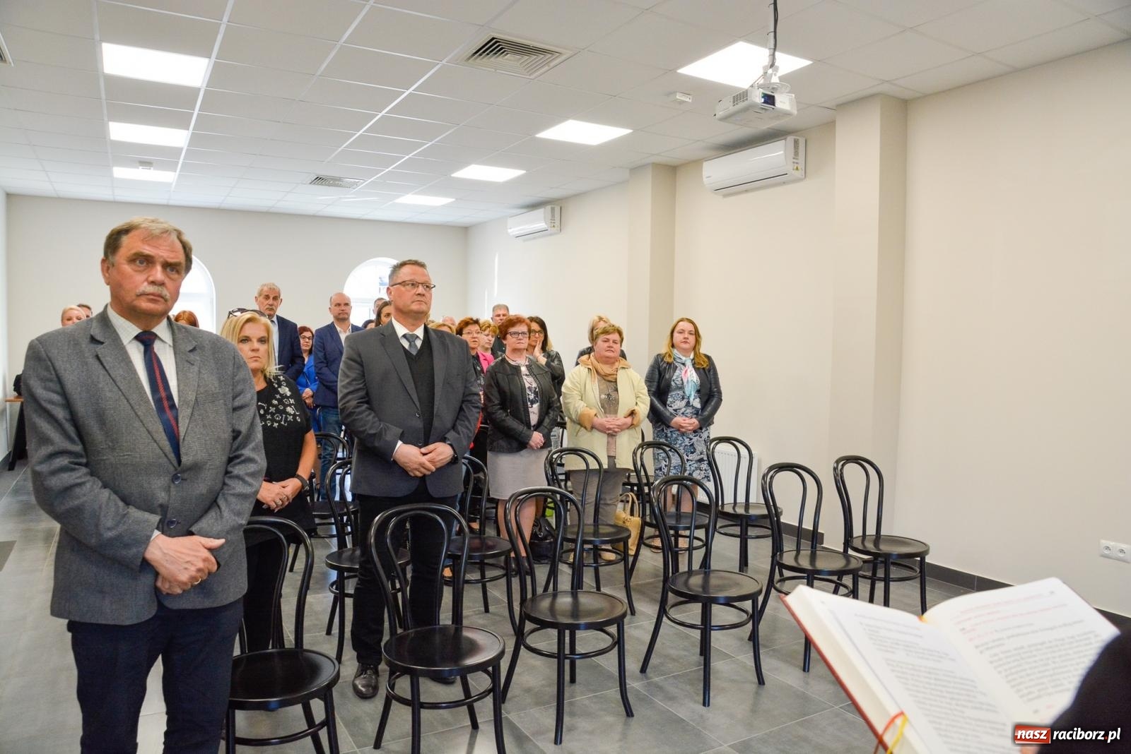 Zdjęcie w galerii na portalu naszraciborz.pl: Pietrowice Wielkie ruszają w nową podróż. Odnowiony dworzec stał się Stacją KULTURA [FOTO i WIDEO] wiadomości z regionu