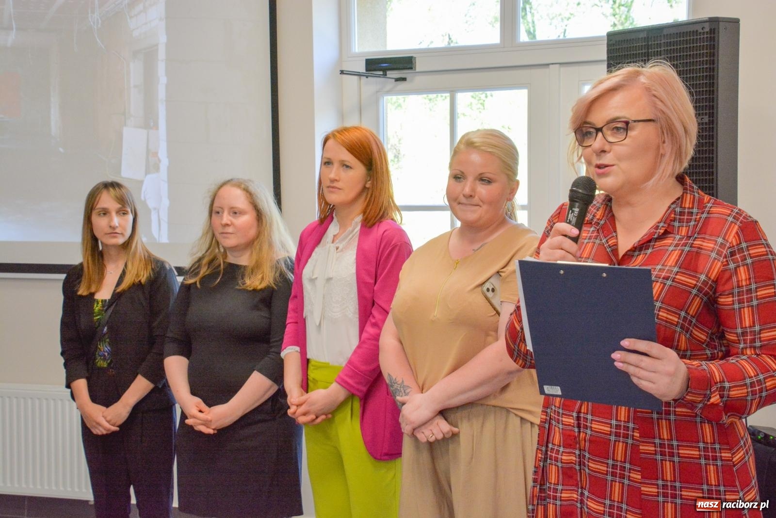 Zdjęcie w galerii na portalu naszraciborz.pl: Pietrowice Wielkie ruszają w nową podróż. Odnowiony dworzec stał się Stacją KULTURA [FOTO i WIDEO] wiadomości z regionu