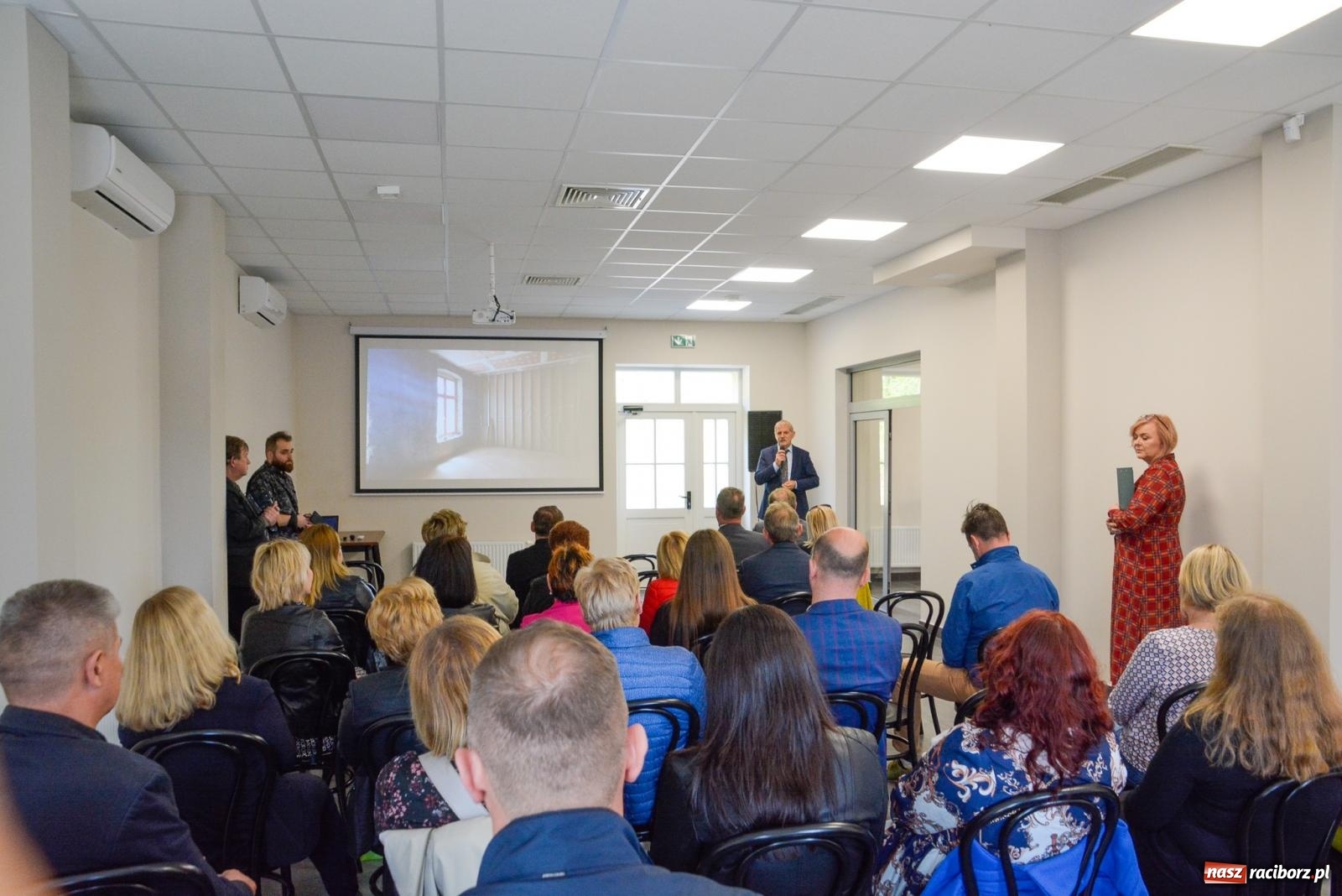 Zdjęcie w galerii na portalu naszraciborz.pl: Pietrowice Wielkie ruszają w nową podróż. Odnowiony dworzec stał się Stacją KULTURA [FOTO i WIDEO] wiadomości z regionu