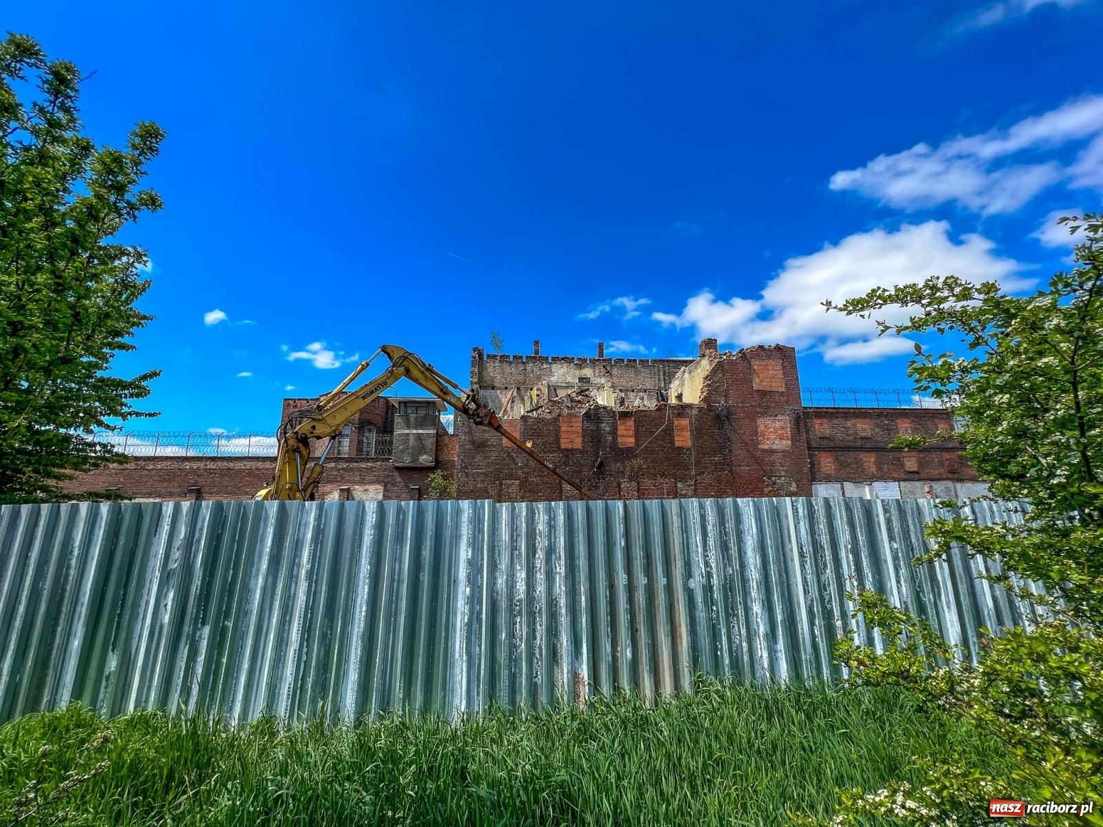 Zdjęcie w galerii na portalu naszraciborz.pl: Ruszyła rozbiórka starych budynków przy ZK. To część inwestycji wartej 30 mln zł wiadomości z regionu