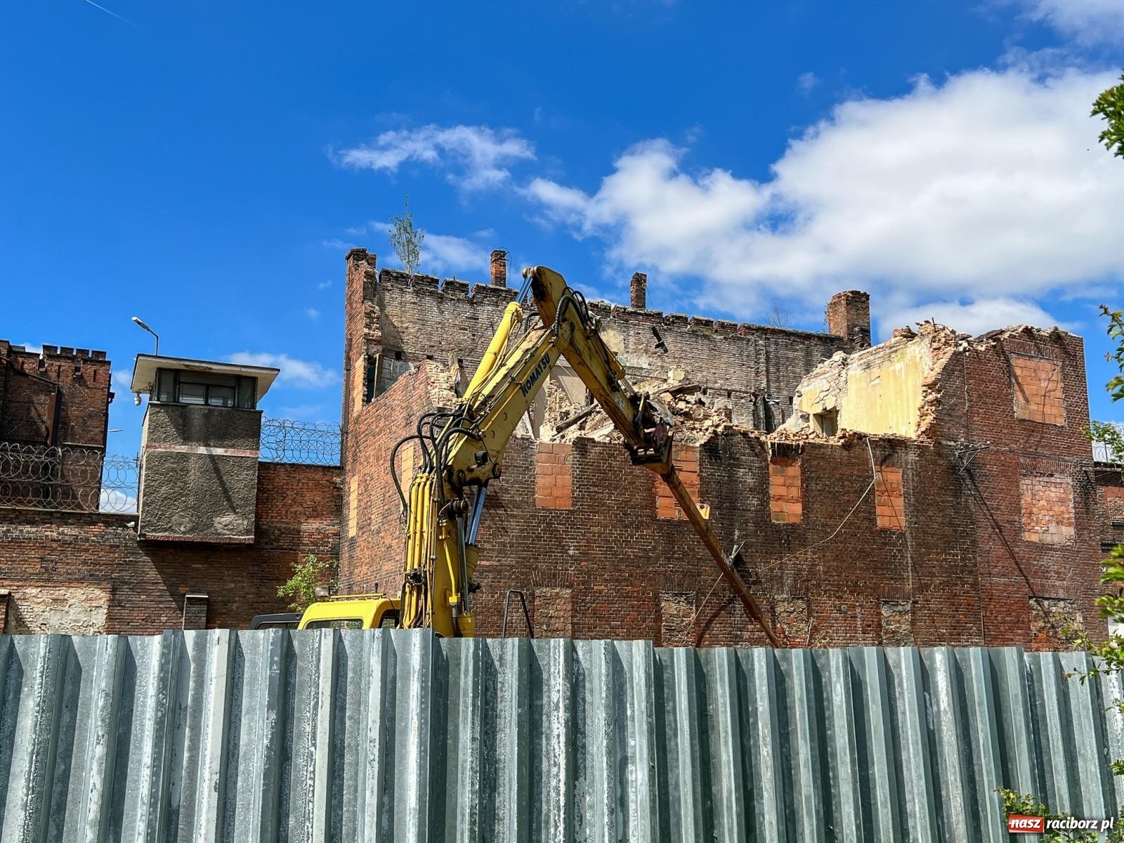 Zdjęcie w galerii na portalu naszraciborz.pl: Ruszyła rozbiórka starych budynków przy ZK. To część inwestycji wartej 30 mln zł wiadomości z regionu