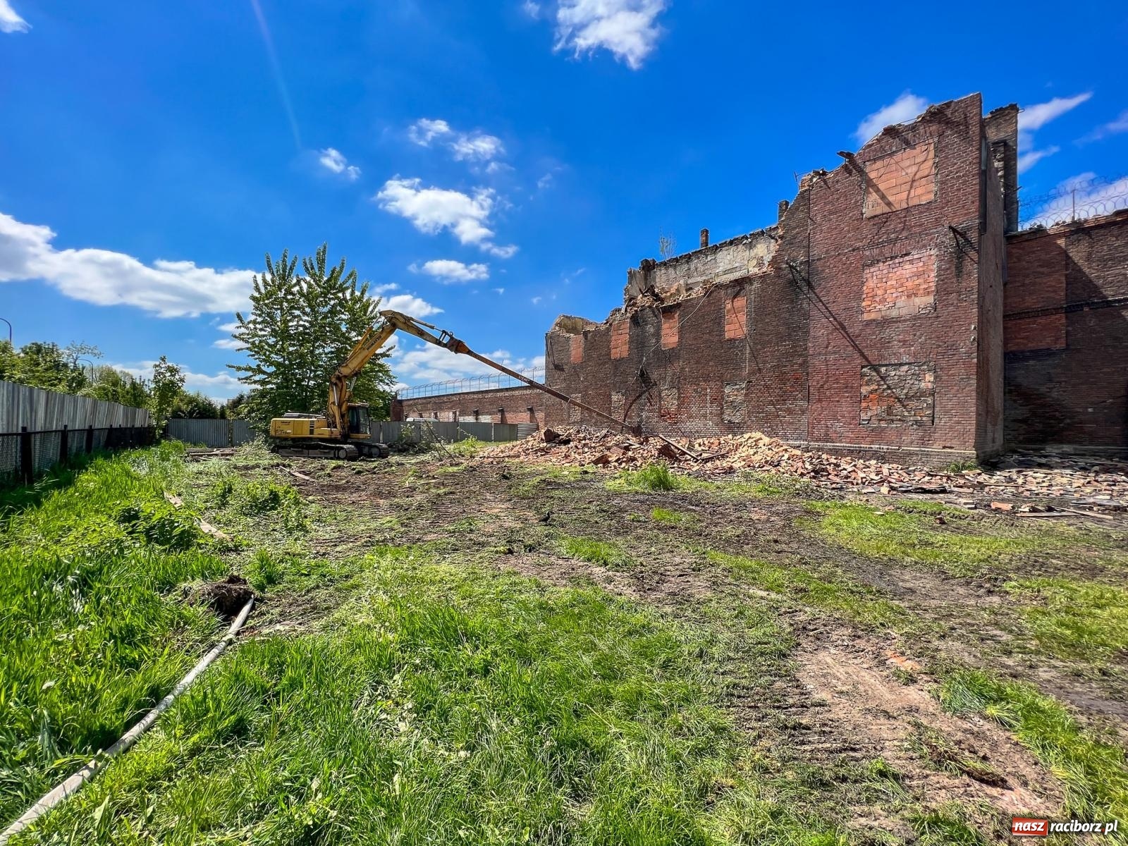 Zdjęcie w galerii na portalu naszraciborz.pl: Ruszyła rozbiórka starych budynków przy ZK. To część inwestycji wartej 30 mln zł wiadomości z regionu