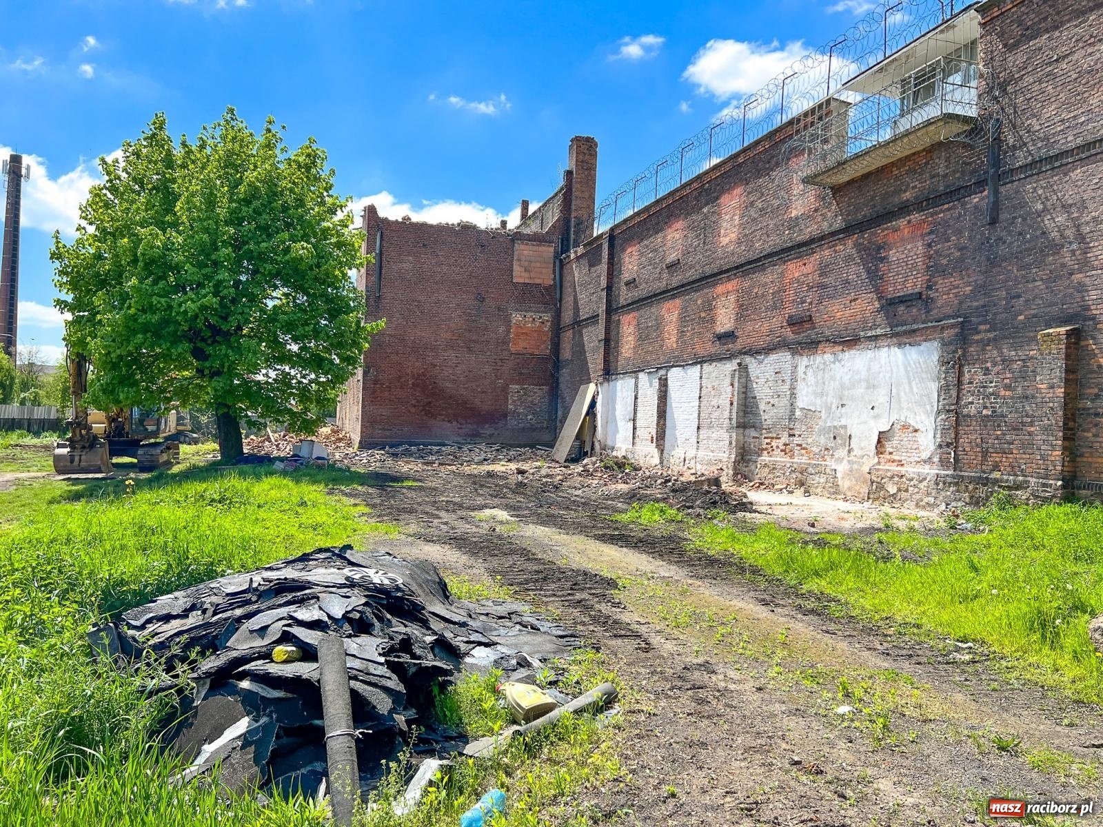 Zdjęcie w galerii na portalu naszraciborz.pl: Ruszyła rozbiórka starych budynków przy ZK. To część inwestycji wartej 30 mln zł wiadomości z regionu