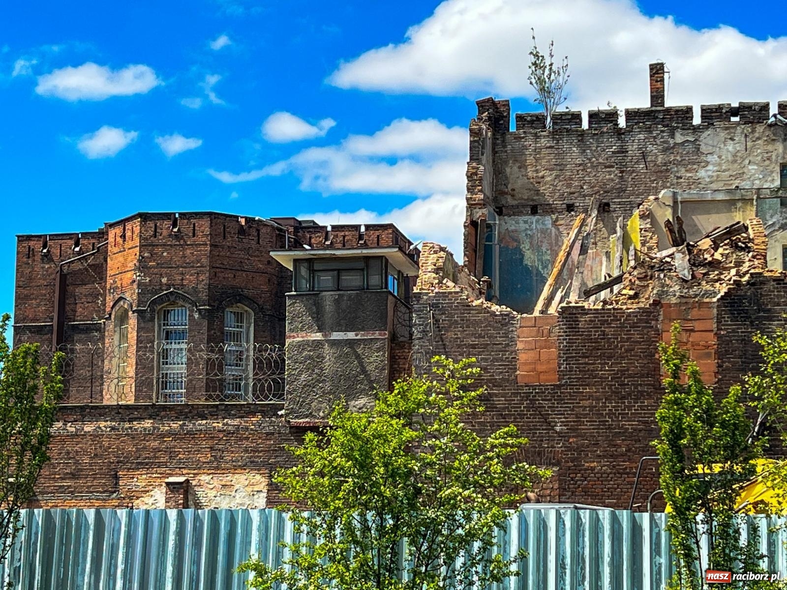 Zdjęcie w galerii na portalu naszraciborz.pl: Ruszyła rozbiórka starych budynków przy ZK. To część inwestycji wartej 30 mln zł wiadomości z regionu