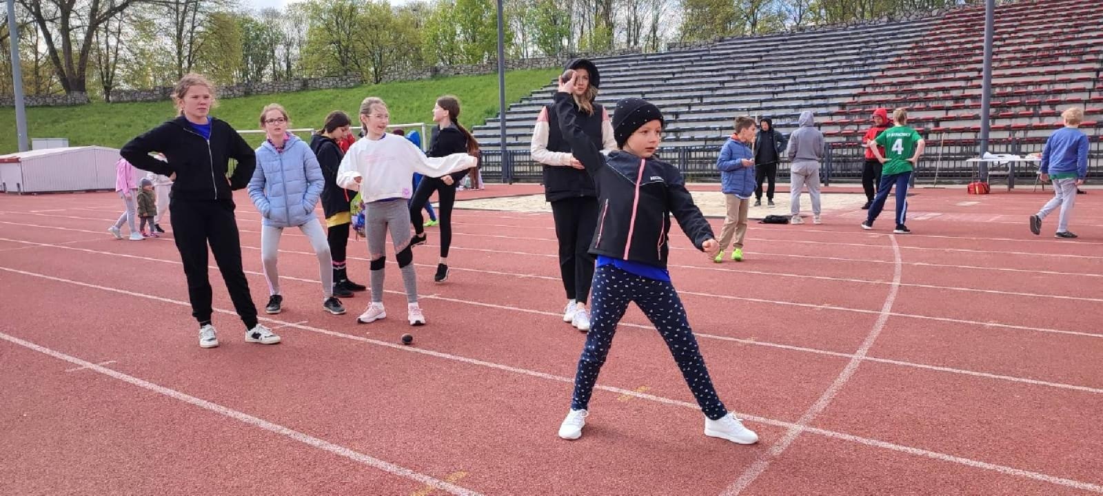 Zdjęcie w galerii na portalu naszraciborz.pl: SP15 zdecydowanie najlepsza w trójboju wiadomości z regionu