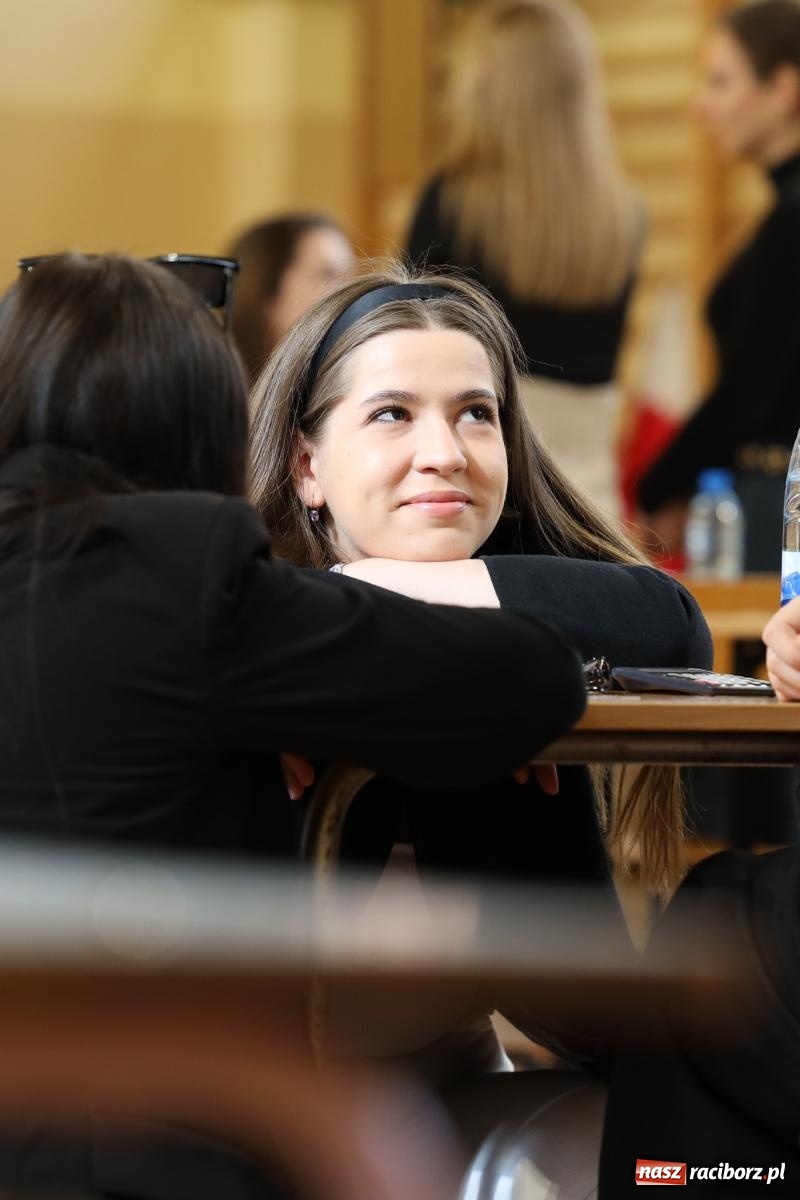 Zdjęcie w galerii na portalu naszraciborz.pl: Królowa nauk na maturze w II LO [FOTO] wiadomości z regionu