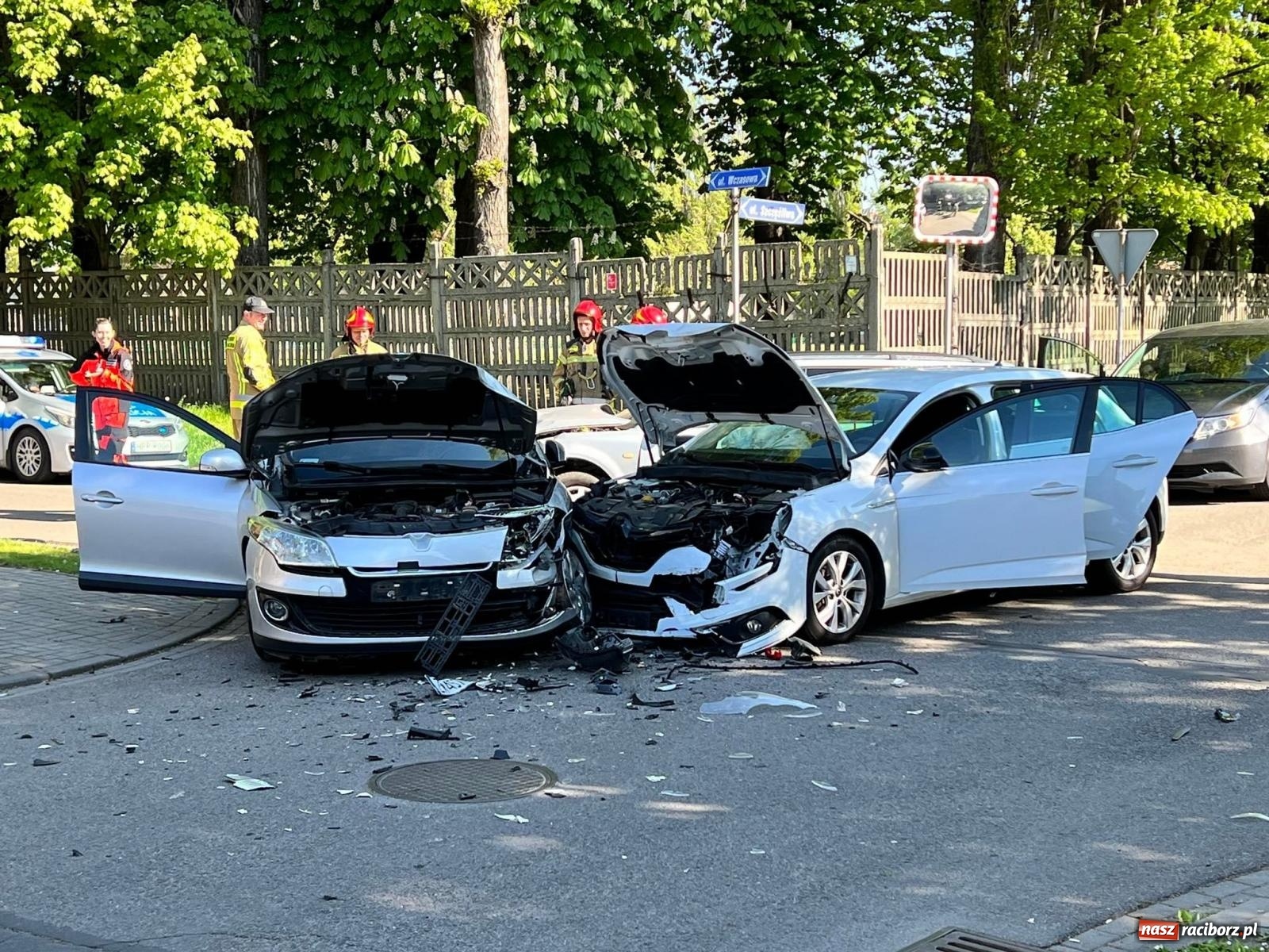 Zdjęcie w galerii na portalu naszraciborz.pl: Zderzenie trzech pojazdów w rejonie II LO wiadomości z regionu