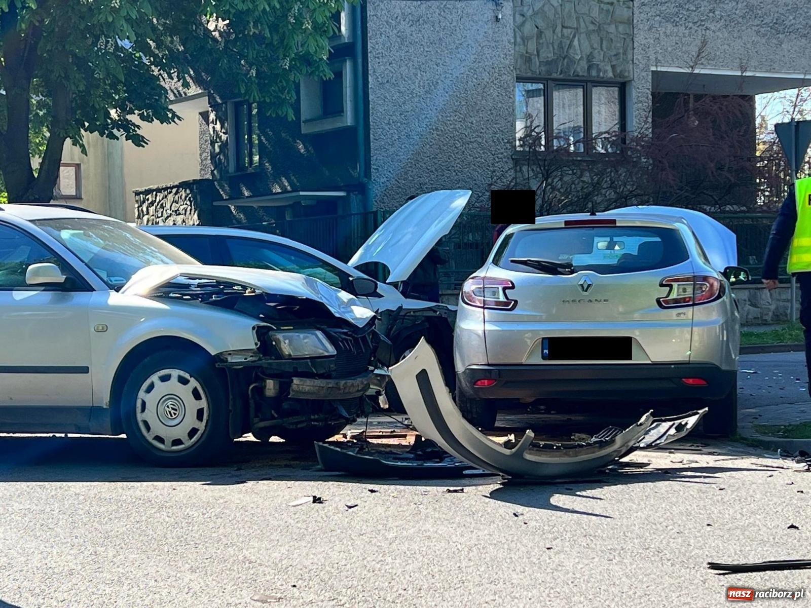 Zdjęcie w galerii na portalu naszraciborz.pl: Zderzenie trzech pojazdów w rejonie II LO wiadomości z regionu