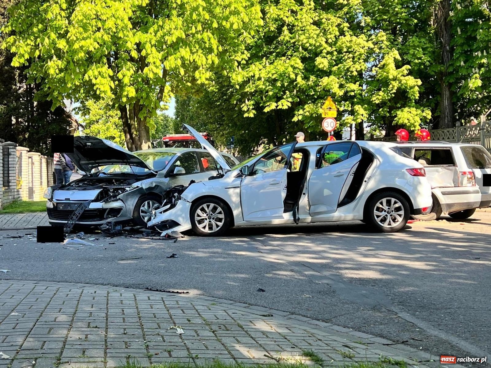 Zdjęcie w galerii na portalu naszraciborz.pl: Zderzenie trzech pojazdów w rejonie II LO wiadomości z regionu