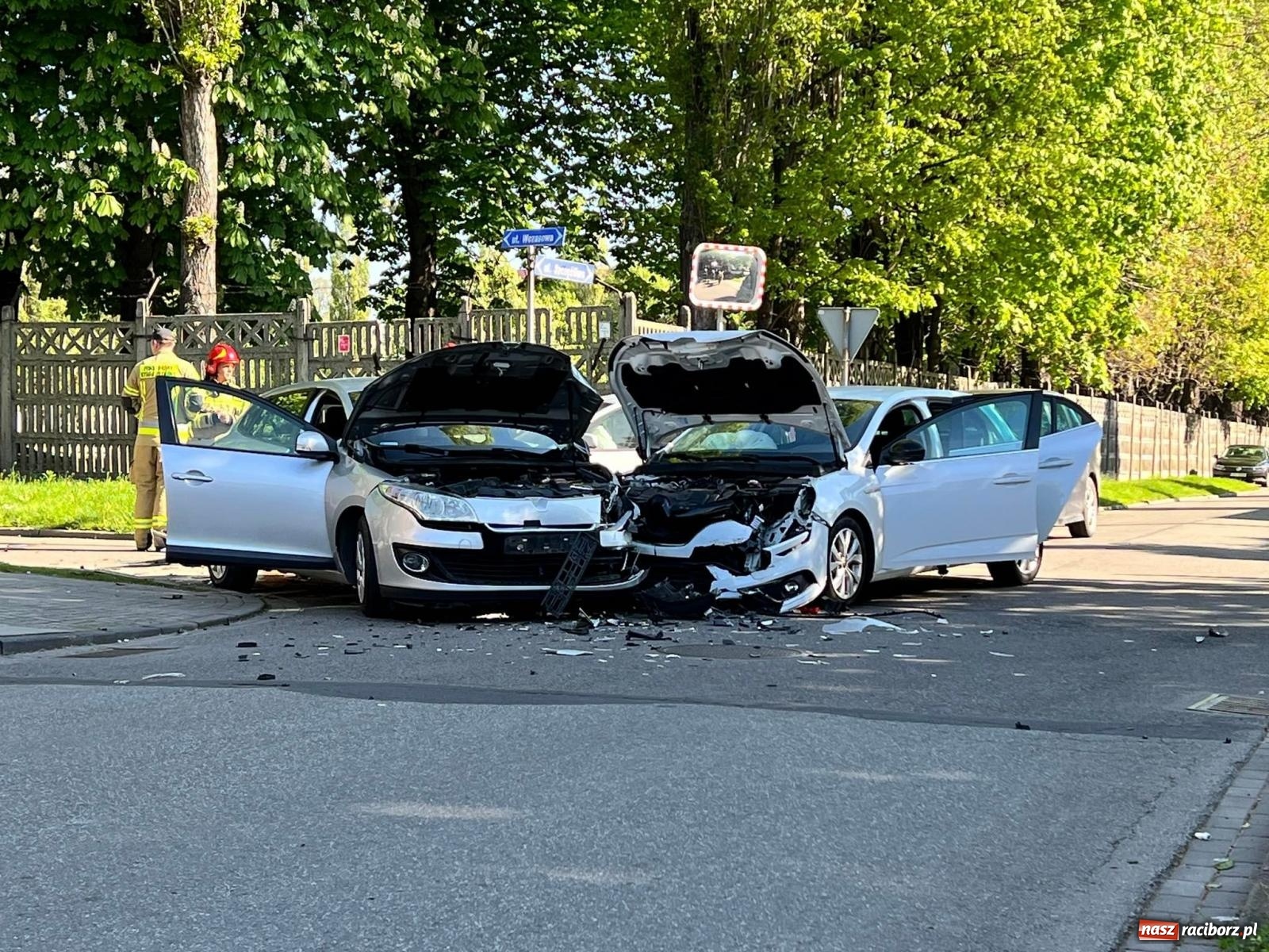 Zdjęcie w galerii na portalu naszraciborz.pl: Zderzenie trzech pojazdów w rejonie II LO wiadomości z regionu