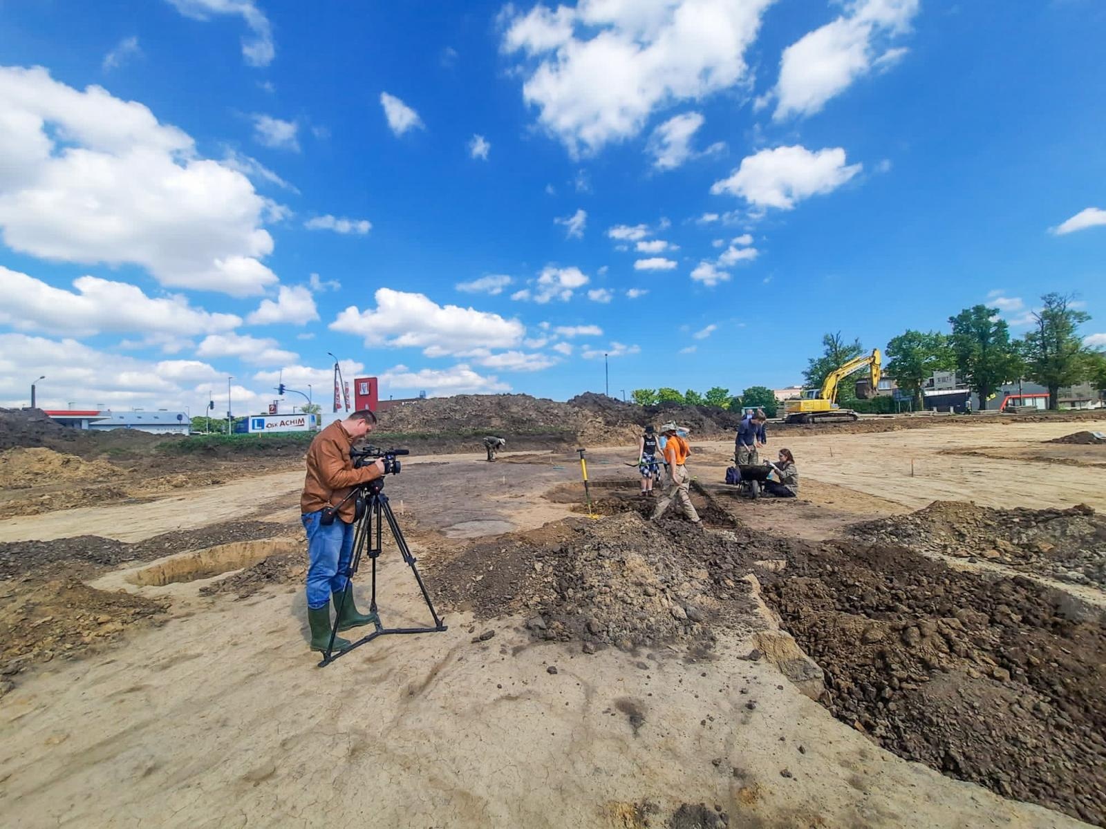 Zdjęcie w galerii na portalu naszraciborz.pl: Pradziejowy szkielet bez stóp i dłoni. Sensacyjne odkrycie archeologów w Raciborzu [FOTO] wiadomości z regionu