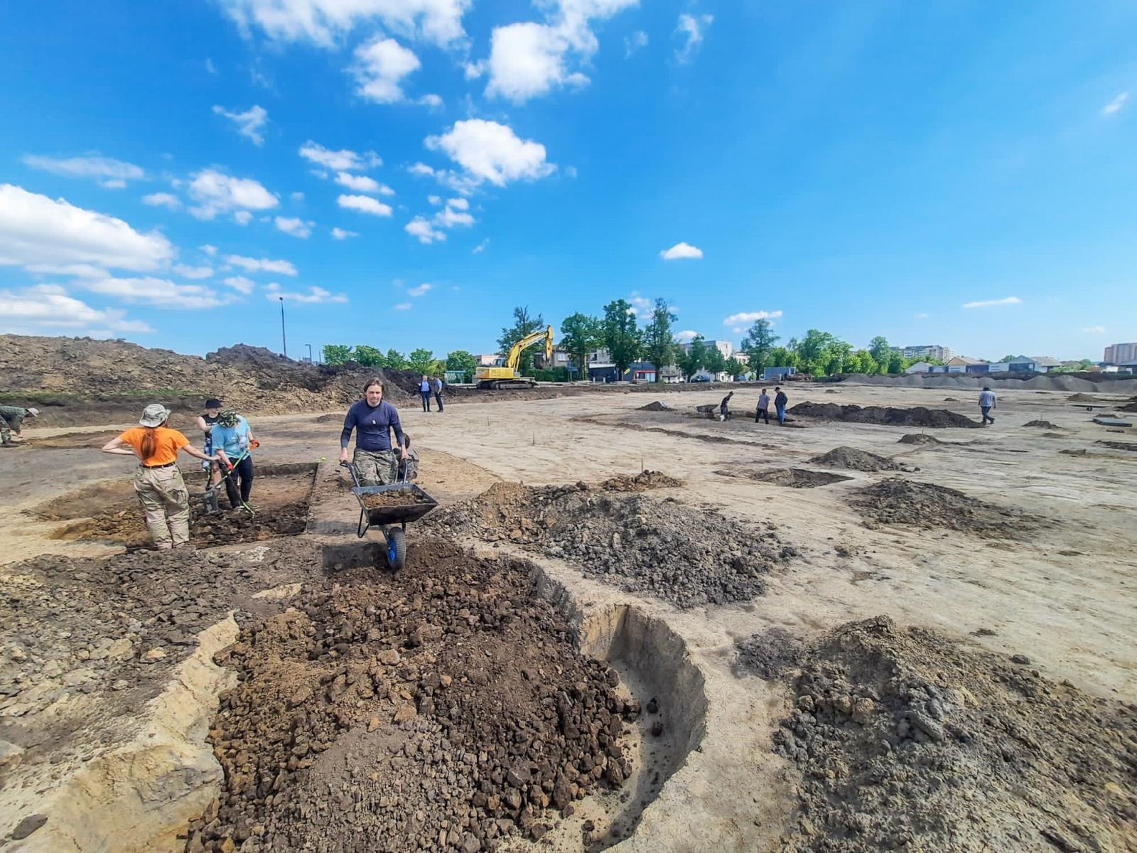Zdjęcie w galerii na portalu naszraciborz.pl: Pradziejowy szkielet bez stóp i dłoni. Sensacyjne odkrycie archeologów w Raciborzu [FOTO] wiadomości z regionu