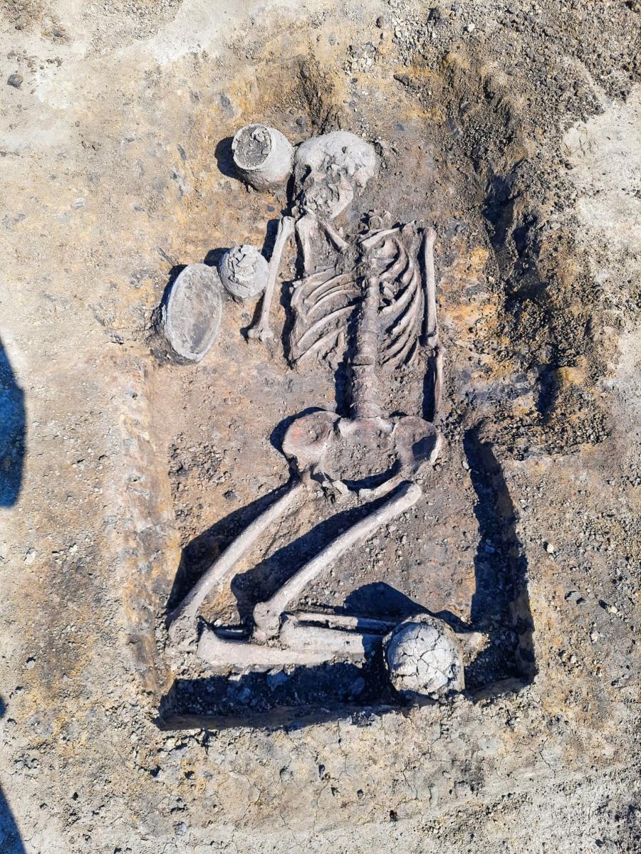Zdjęcie w galerii na portalu naszraciborz.pl: Pradziejowy szkielet bez stóp i dłoni. Sensacyjne odkrycie archeologów w Raciborzu [FOTO] wiadomości z regionu