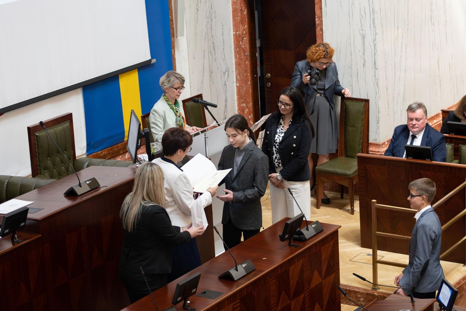 Zdjęcie w galerii na portalu naszraciborz.pl: SP1 z Raciborza z nagrodą Śląskiego Kuratora Oświaty wiadomości z regionu