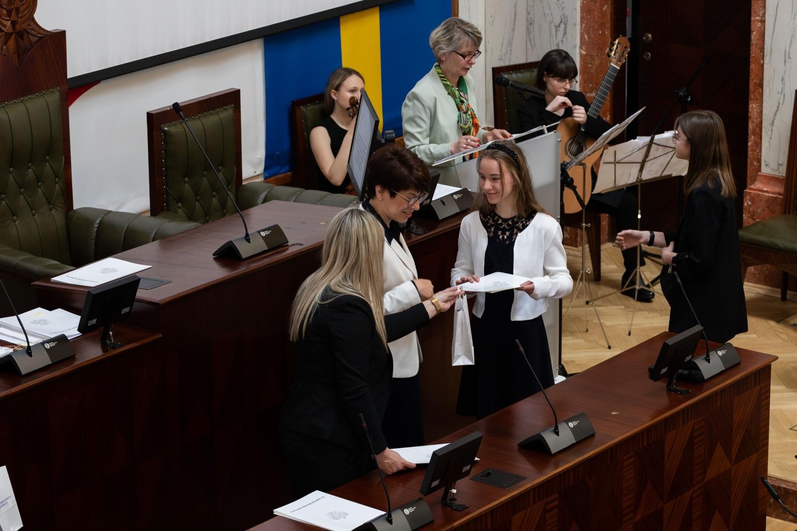 Zdjęcie w galerii na portalu naszraciborz.pl: SP1 z Raciborza z nagrodą Śląskiego Kuratora Oświaty wiadomości z regionu
