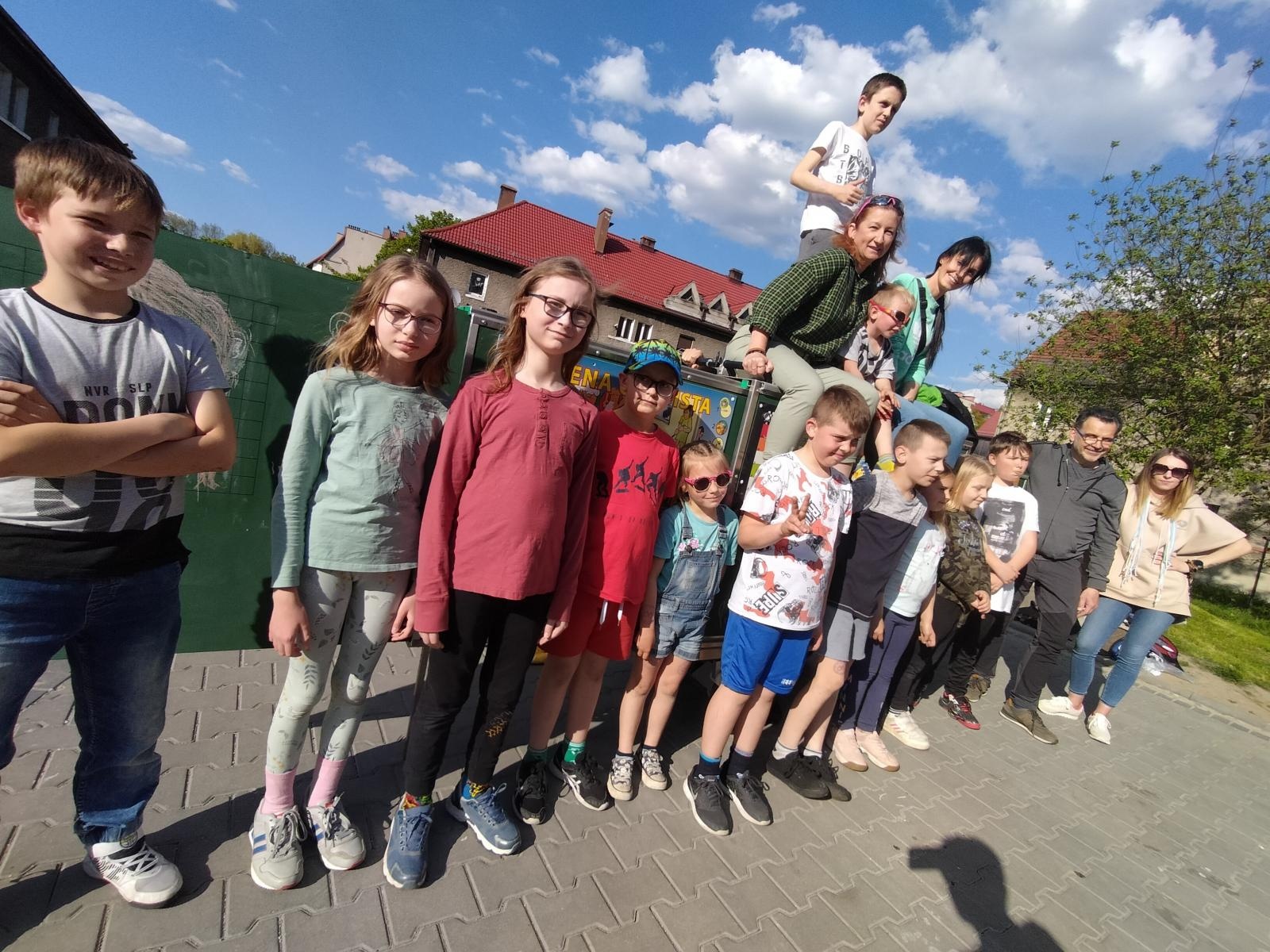 Zdjęcie w galerii na portalu naszraciborz.pl: Profesorka na rowerze odwiedza Pomocną Dłoń wiadomości z regionu