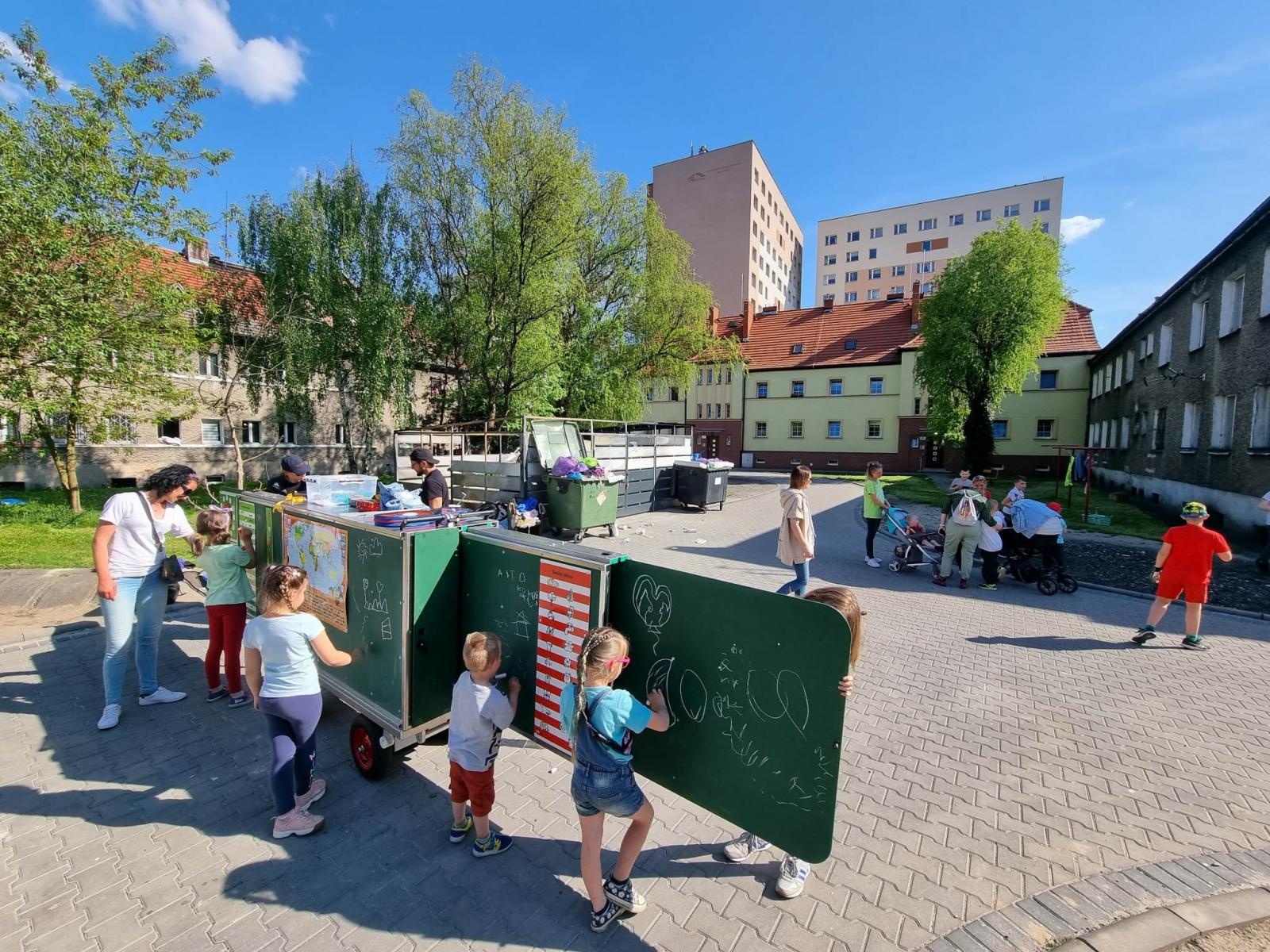 Zdjęcie w galerii na portalu naszraciborz.pl: Profesorka na rowerze odwiedza Pomocną Dłoń wiadomości z regionu