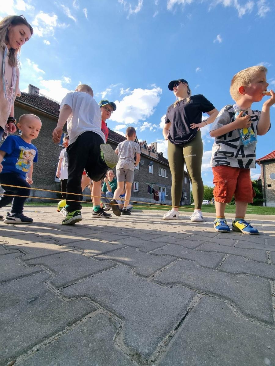 Zdjęcie w galerii na portalu naszraciborz.pl: Profesorka na rowerze odwiedza Pomocną Dłoń wiadomości z regionu