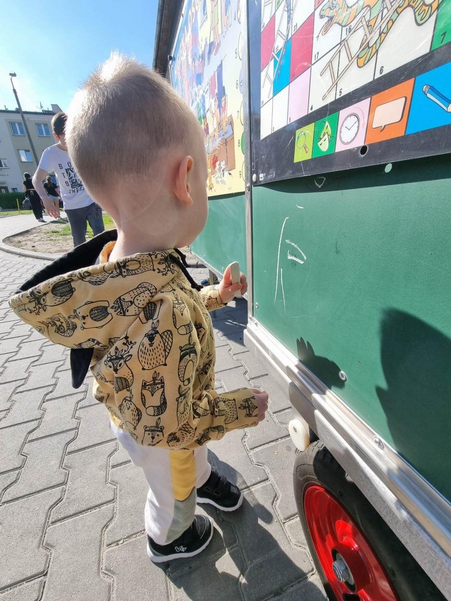 Zdjęcie w galerii na portalu naszraciborz.pl: Profesorka na rowerze odwiedza Pomocną Dłoń wiadomości z regionu