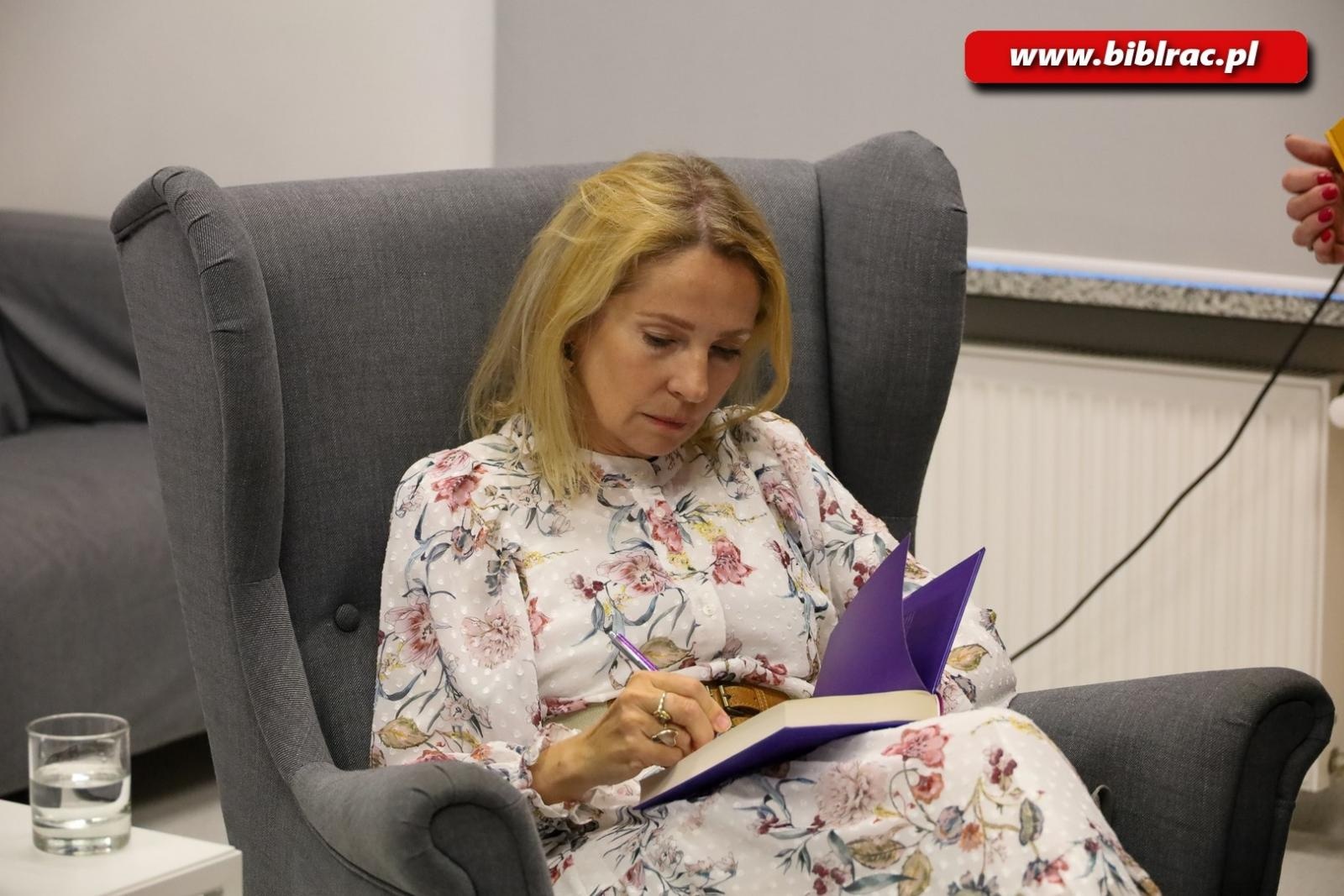 Zdjęcie w galerii na portalu naszraciborz.pl: Joanna Bator w raciborskiej bibliotece wiadomości z regionu