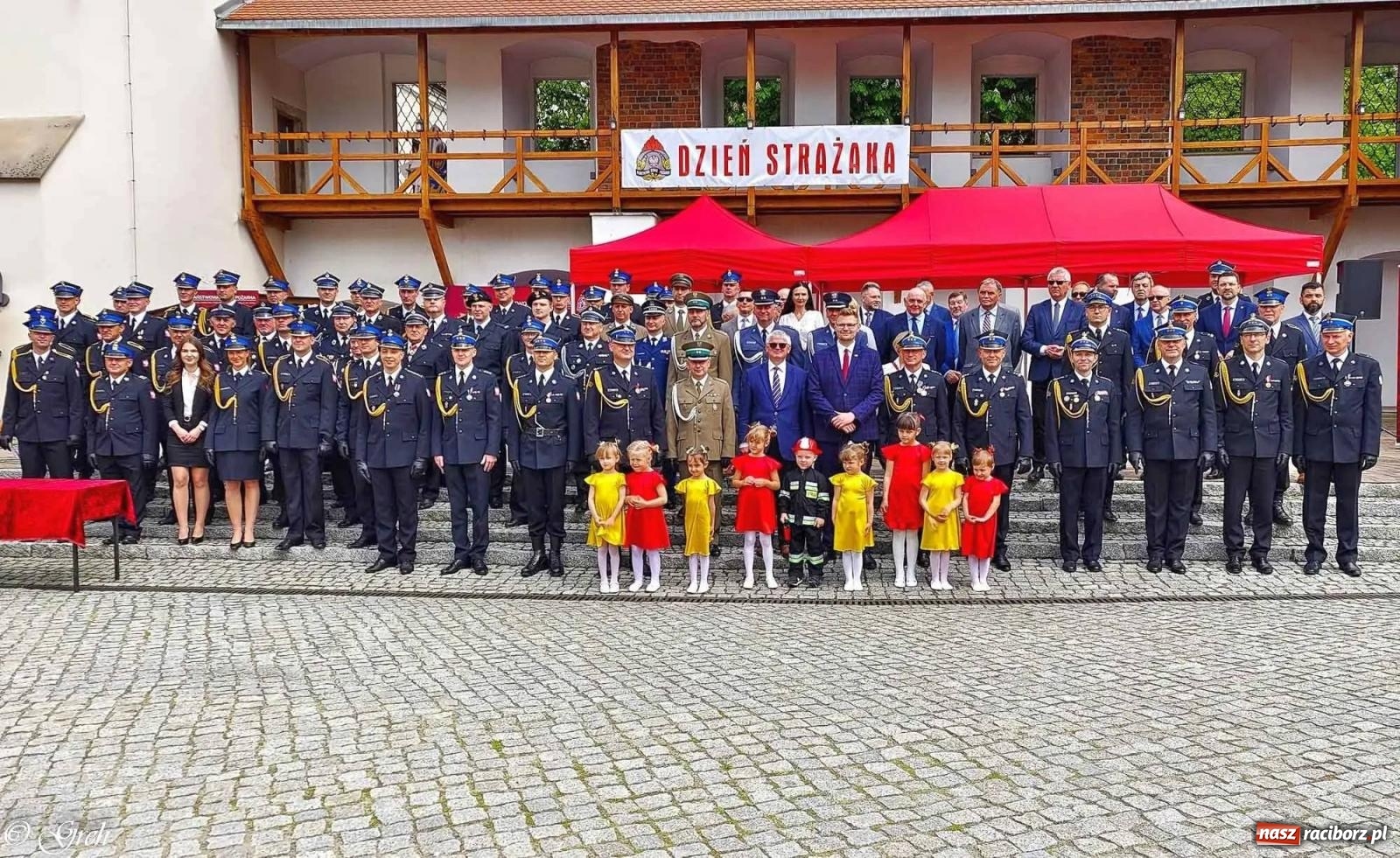 Zdjęcie w galerii na portalu naszraciborz.pl: Awanse i odznaczenia. Powiatowy Dzień Strażaka na raciborskim zamku [FOTO i WIDEO] wiadomości z regionu