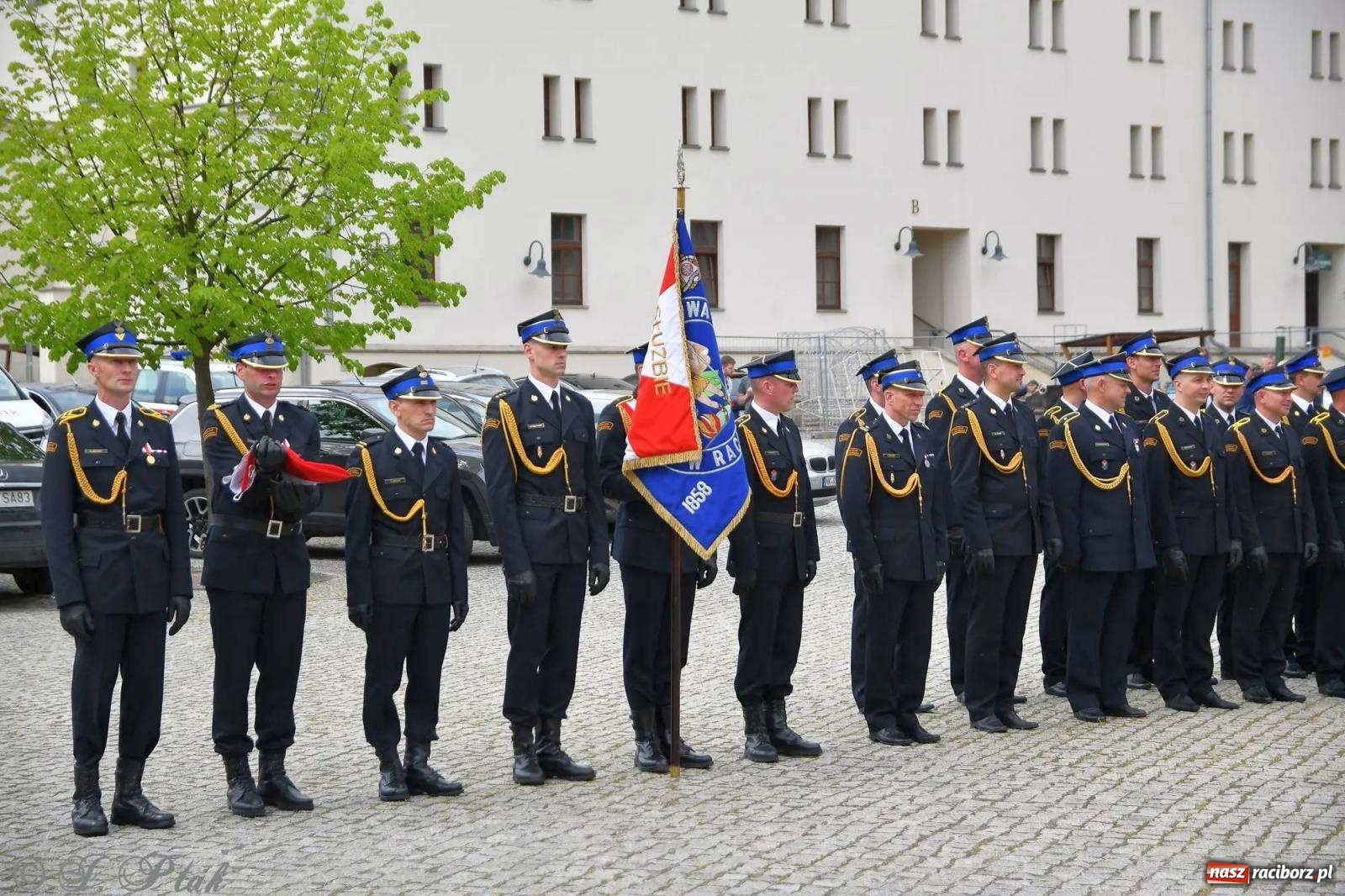 Zdjęcie w galerii na portalu naszraciborz.pl: Awanse i odznaczenia. Powiatowy Dzień Strażaka na raciborskim zamku [FOTO i WIDEO] wiadomości z regionu