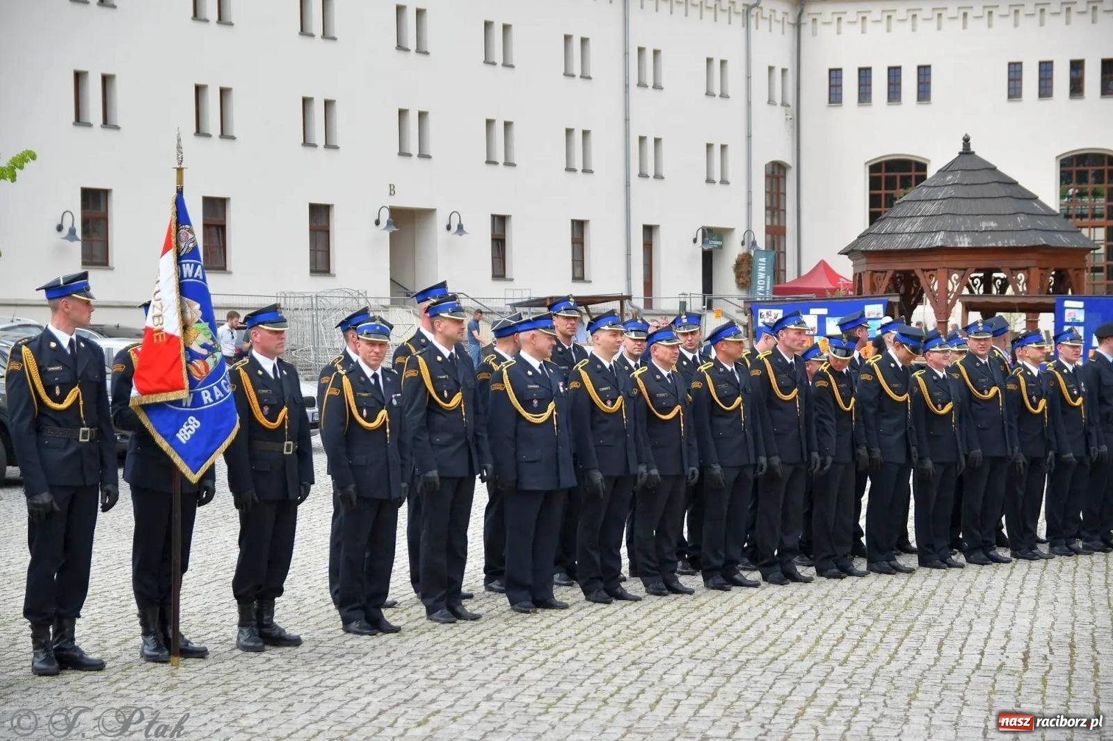 Zdjęcie w galerii na portalu naszraciborz.pl: Awanse i odznaczenia. Powiatowy Dzień Strażaka na raciborskim zamku [FOTO i WIDEO] wiadomości z regionu