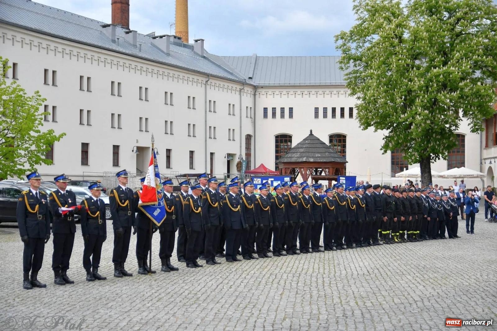 Zdjęcie w galerii na portalu naszraciborz.pl: Awanse i odznaczenia. Powiatowy Dzień Strażaka na raciborskim zamku [FOTO i WIDEO] wiadomości z regionu